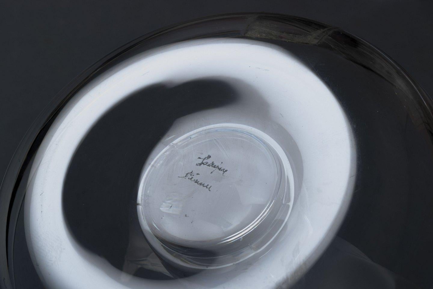 Metà XX secolo Lalique, ciotola con uccelli in vetro trasparente e smerigliato. Ca 1960-1970 in vendita