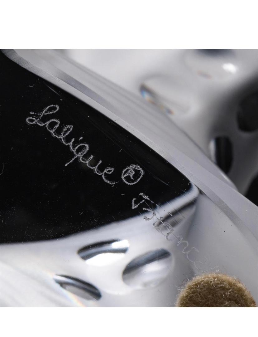 Fait main Serveur à caviar Lalique, fleuron et base de dauphin figuratif Grand format en vente