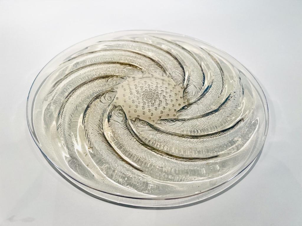 French Lalique center piece in Art Deco glass circa 1930 signed For Sale