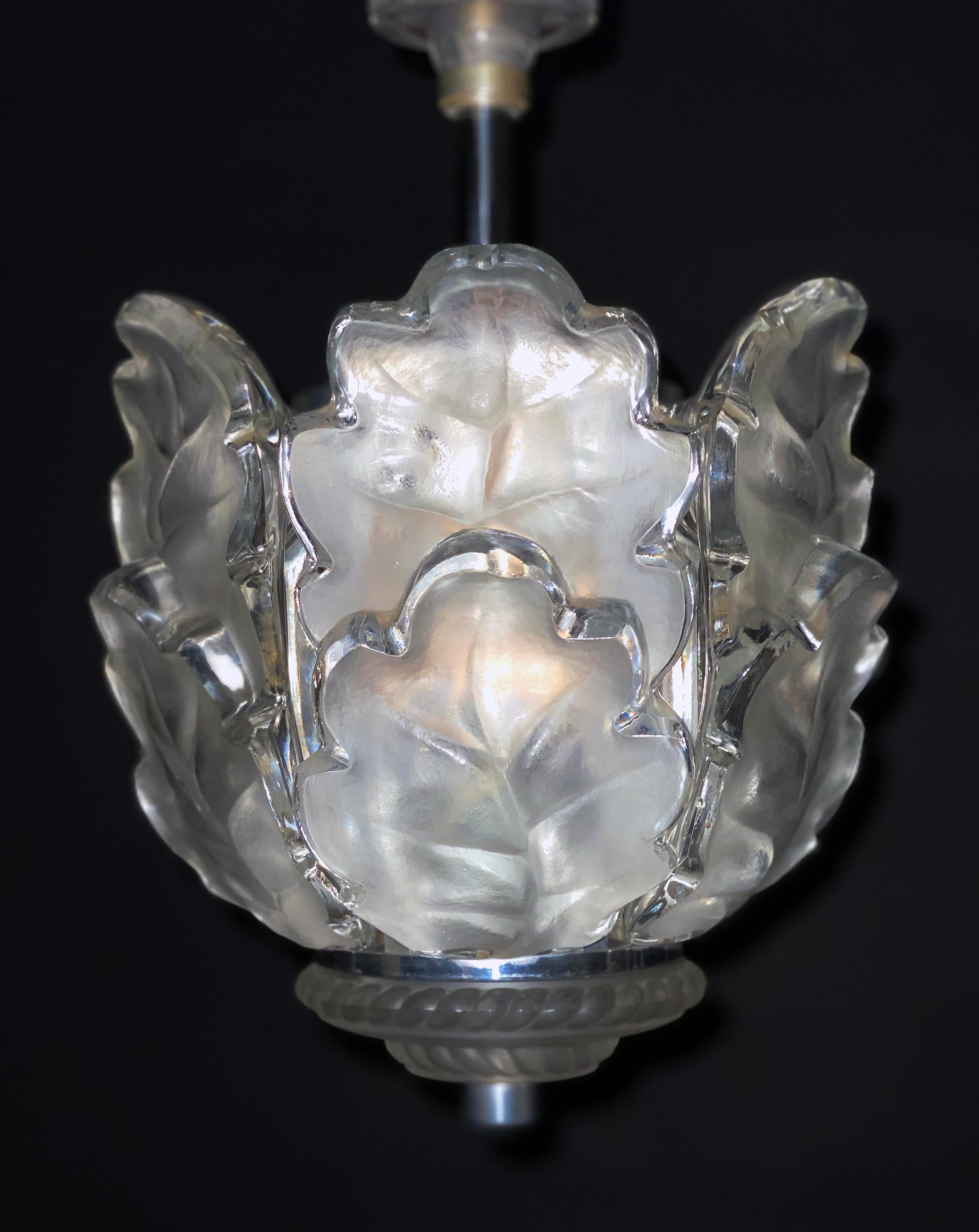 Lalique
Clear and frosted glass ceiling fixture “Chene” (Oak), model originally designed by Marc Lalique, circa 1955, measures: Diameter 10”, height 16