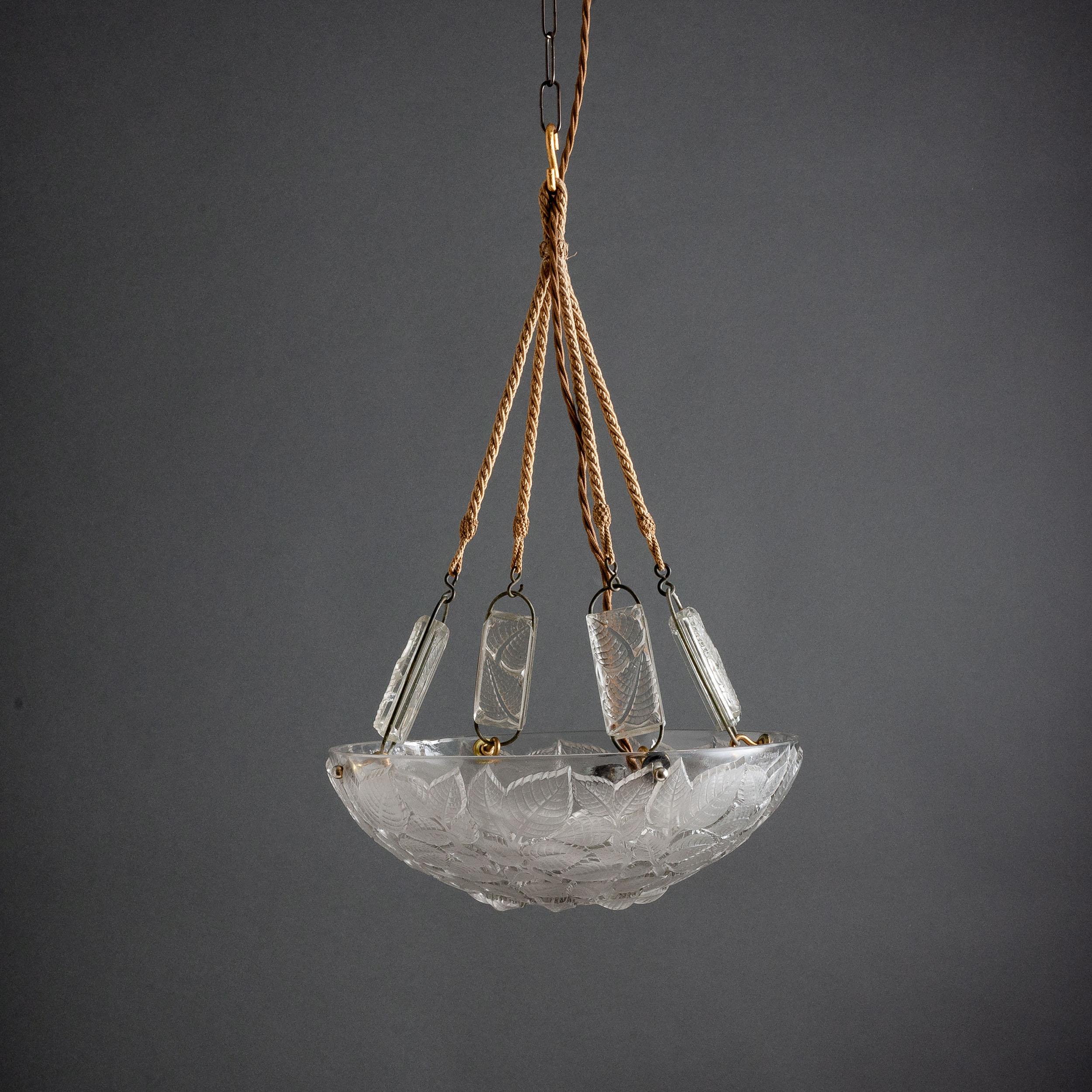 Un plafonnier 'Charmes' di Rene Lalique, modello 2458, disegnato nel 1924, il piatto in vetro stampato con decorazione a foglie di betulla, ricablato. 