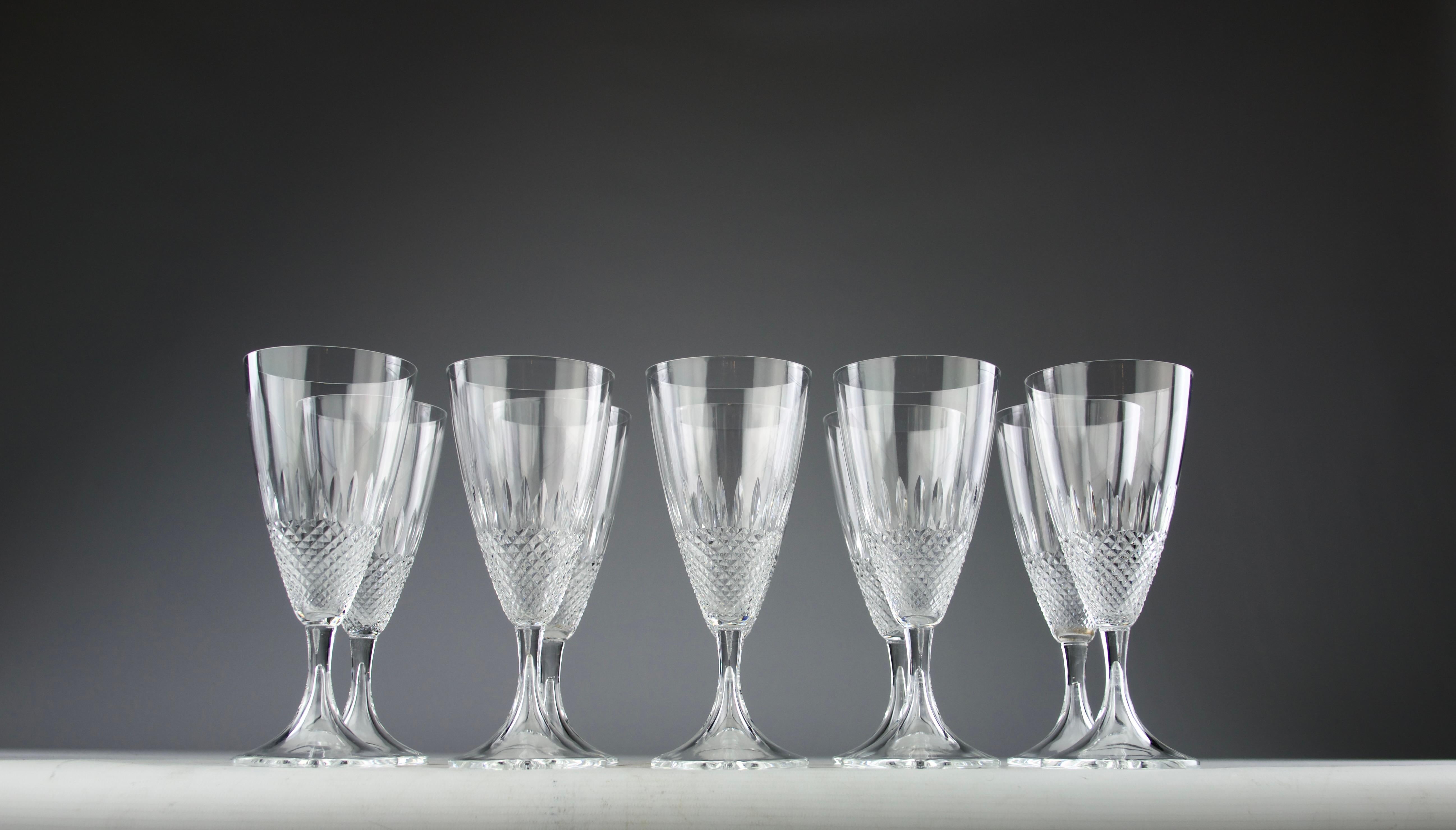Bellissimo flute da champagne Lalique modello Chinon degli anni '70 composto da 10 pezzi. A forma di flauto con un velo di punte di diamante che copre la metà inferiore del corpo del flauto e un piede a imbuto inverso.

Condizioni
