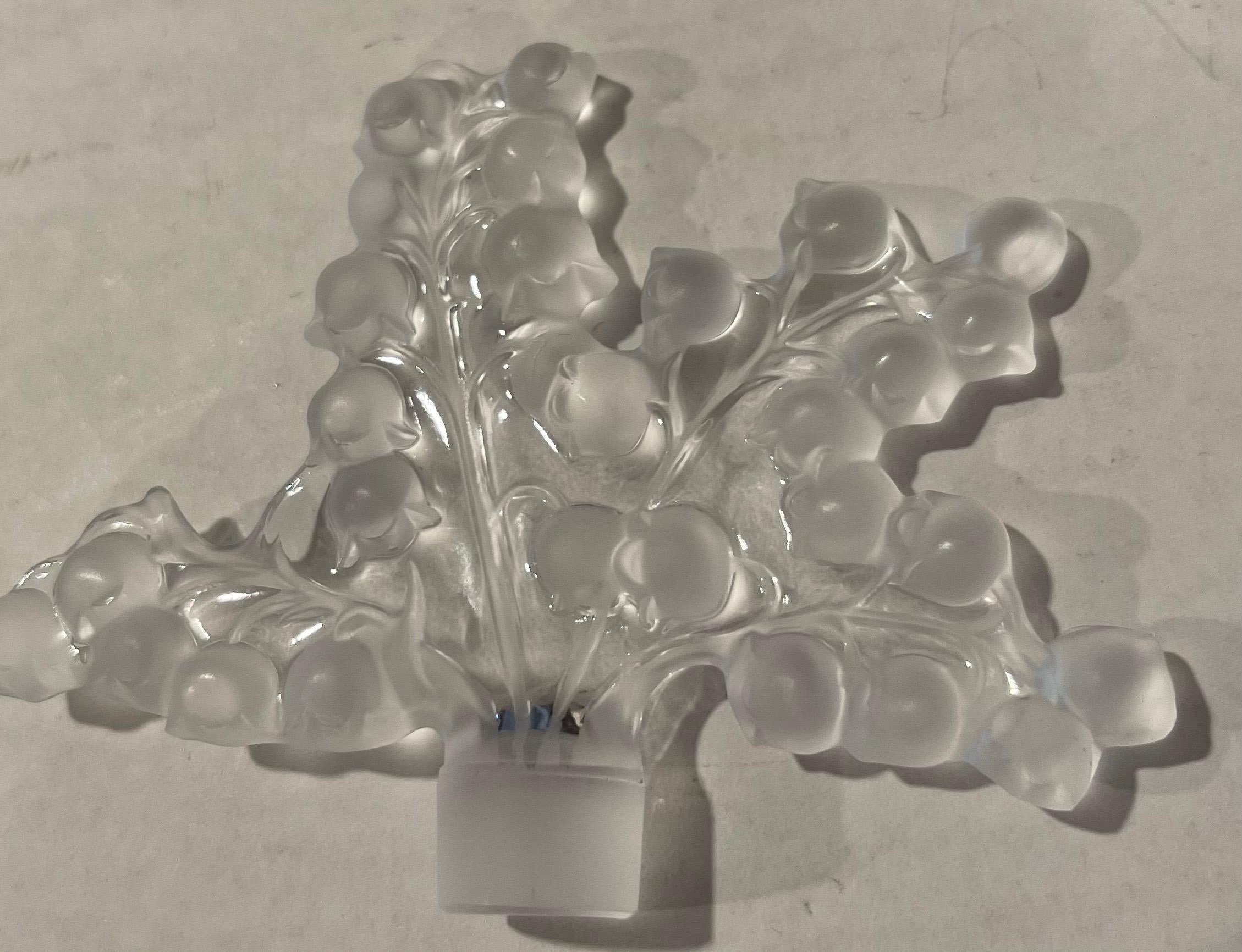Bottiglia di profumo in vetro Lalique Clairefontaine Lily of the Valley In condizioni buone in vendita a Stamford, CT