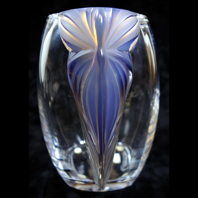 Français Vase Lalique « Clematites » en cristal poli transparent et opalescent, France, rare en vente