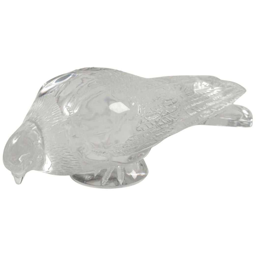 Lalique couple of pigeons
vervier decorative motif
clear and frosted crystal depiction of a pigeon with its beak down and body parallel to the ground
model 1206 created in 1932,
circa 1960 signed.
Measures: lg 27 ht 15 et lg 30 ht 12.