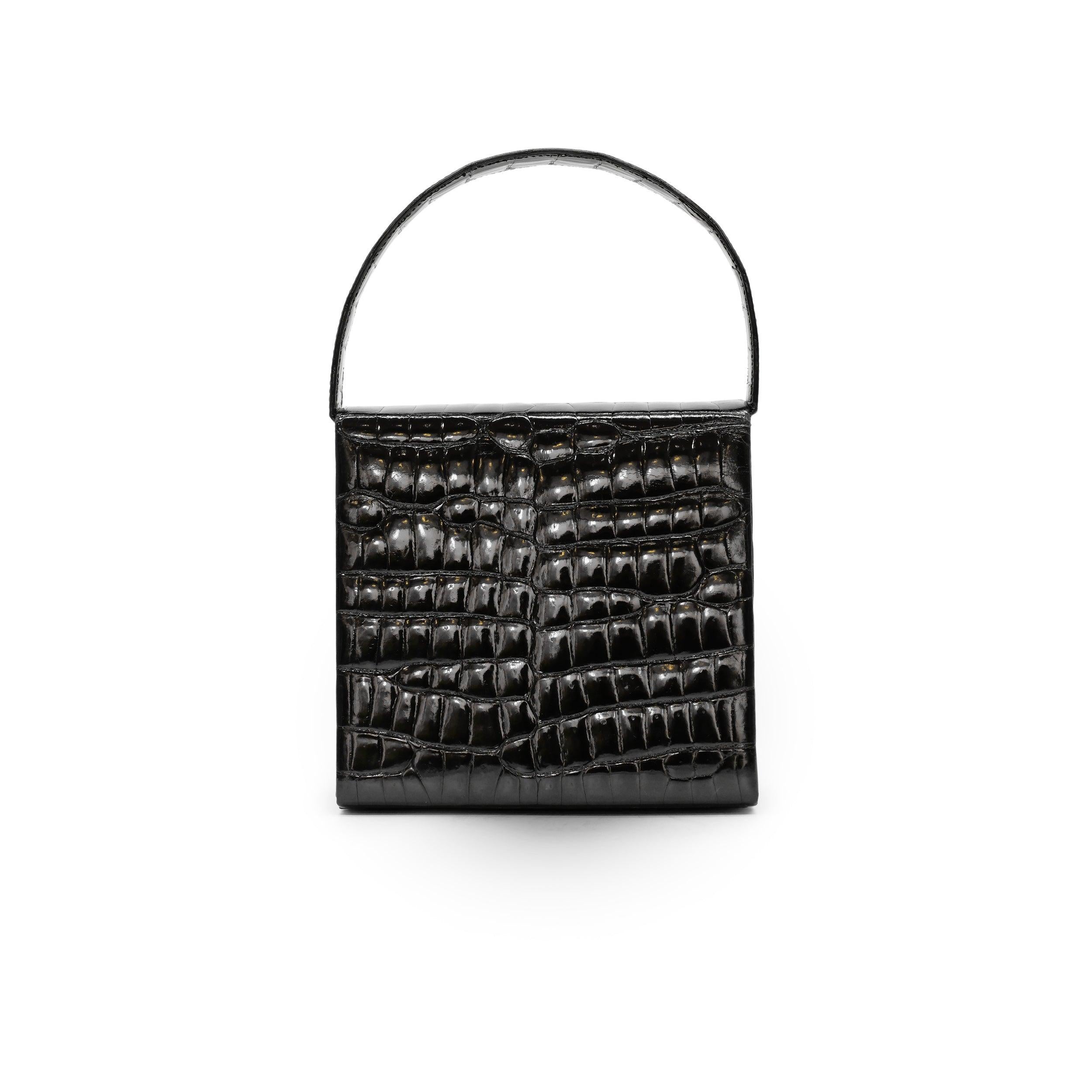 Fondata nel 1888 dal leggendario René Lalique, maestro gioielliere e vetraio, Lalique è sinonimo di eleganza senza tempo e di eccezionale maestria. Questa borsa Lalique con manico superiore è un vero e proprio pezzo forte, realizzato in lussuosa