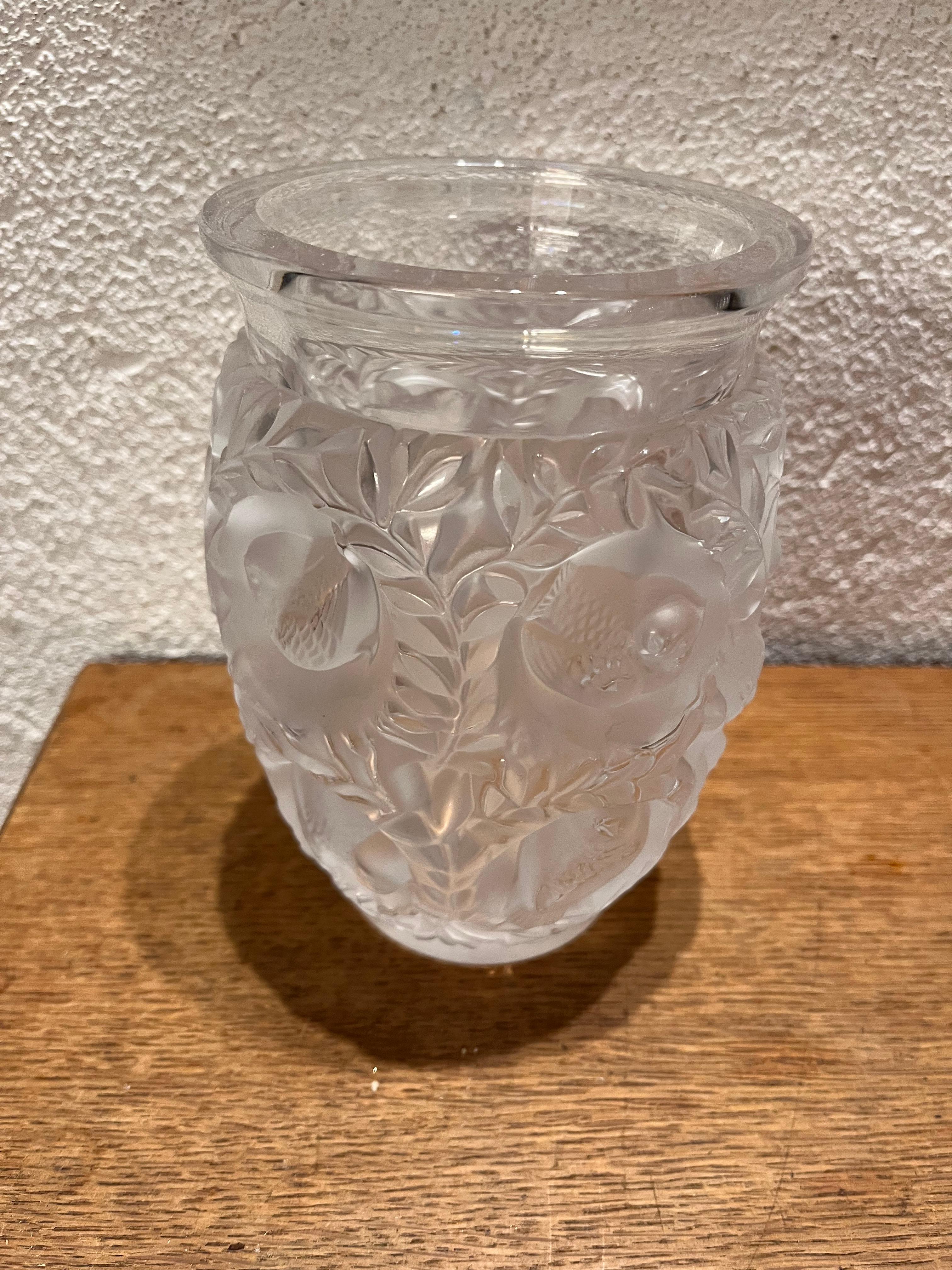 Die Bagatelle-Vase ist ein emblematisches Stück von Lalique und ein Verkaufsschlager. Nach einer naturwissenschaftlichen Inspiration wurde es 1939 zum ersten Mal gezeichnet. Diese Vase wurde zu einem Klassiker der Kollektion, der die Themen Fauna