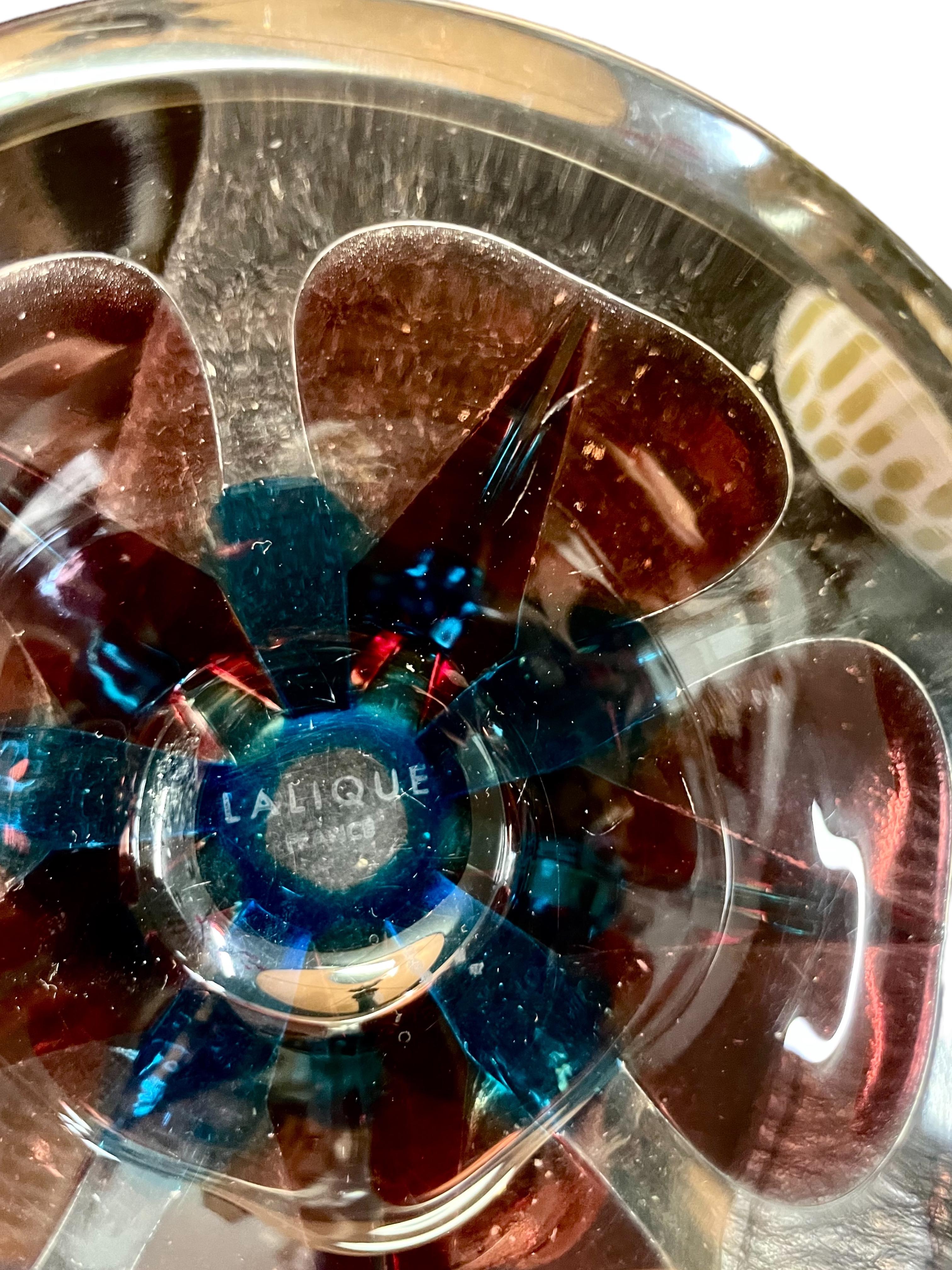 Eine ungewöhnliche und sehr raffinierte Vintage-Kristallschale im Art Déco- oder Art Nouveau-Stil mit mehrseitigem Sockel, hergestellt von der renommierten Kristallmanufaktur Lalique und auf dem Sockel signiert. In der Mitte der Schale befindet sich