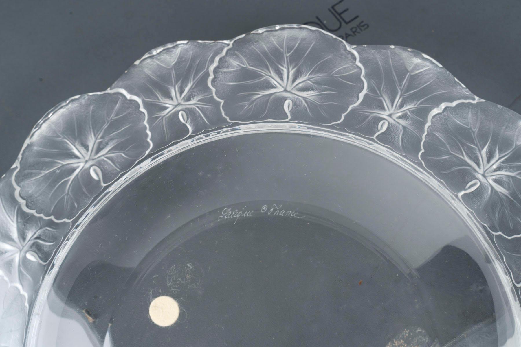Francese Ciotola di cristallo Lalique, in condizioni perfette, con scatola originale, 20° secolo. in vendita