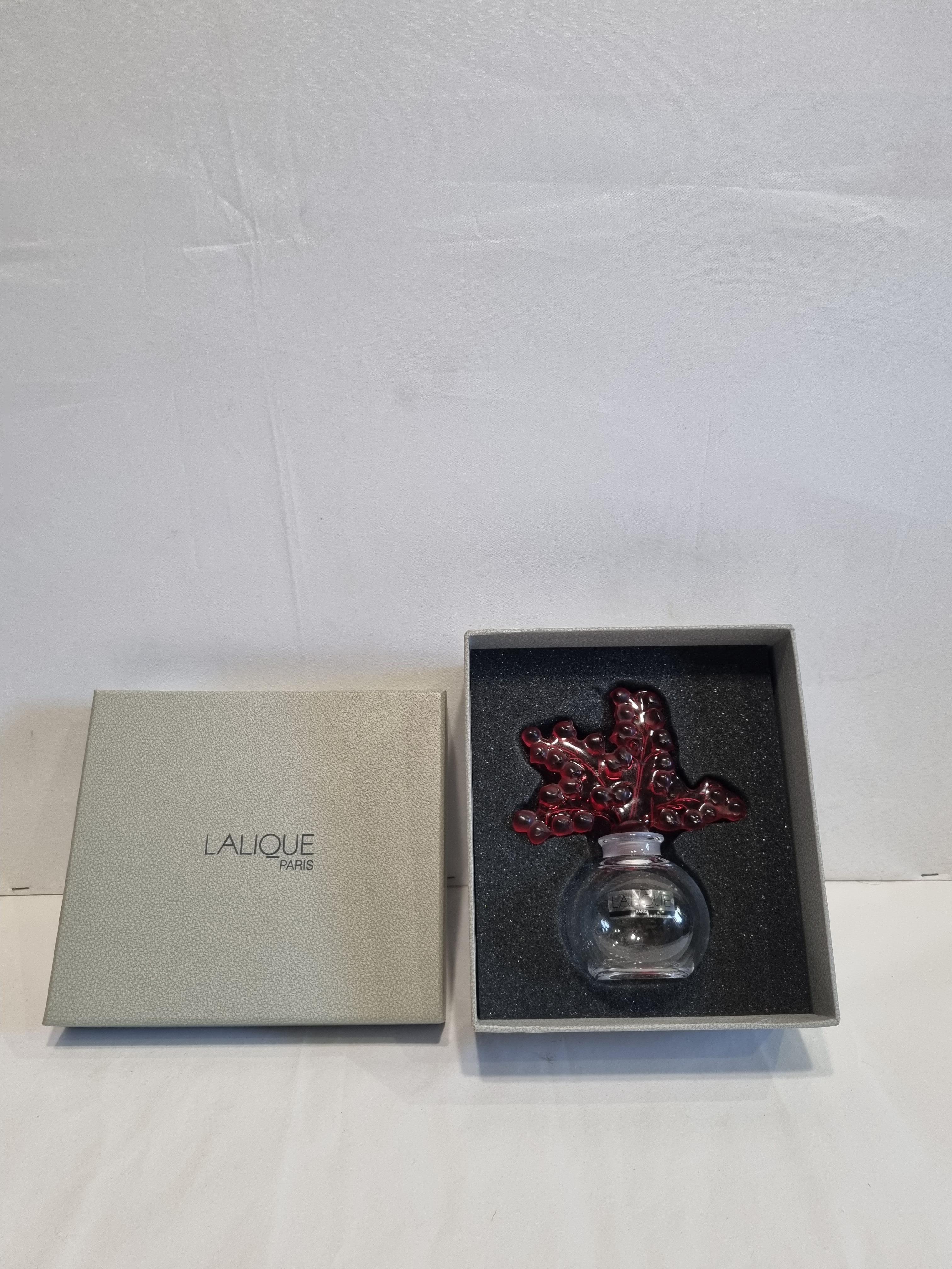Lalique-Kristall-Parfümflasche „Clairefontaine“, Sonderausgabe, Frankreich, 2013 (21. Jahrhundert und zeitgenössisch) im Angebot