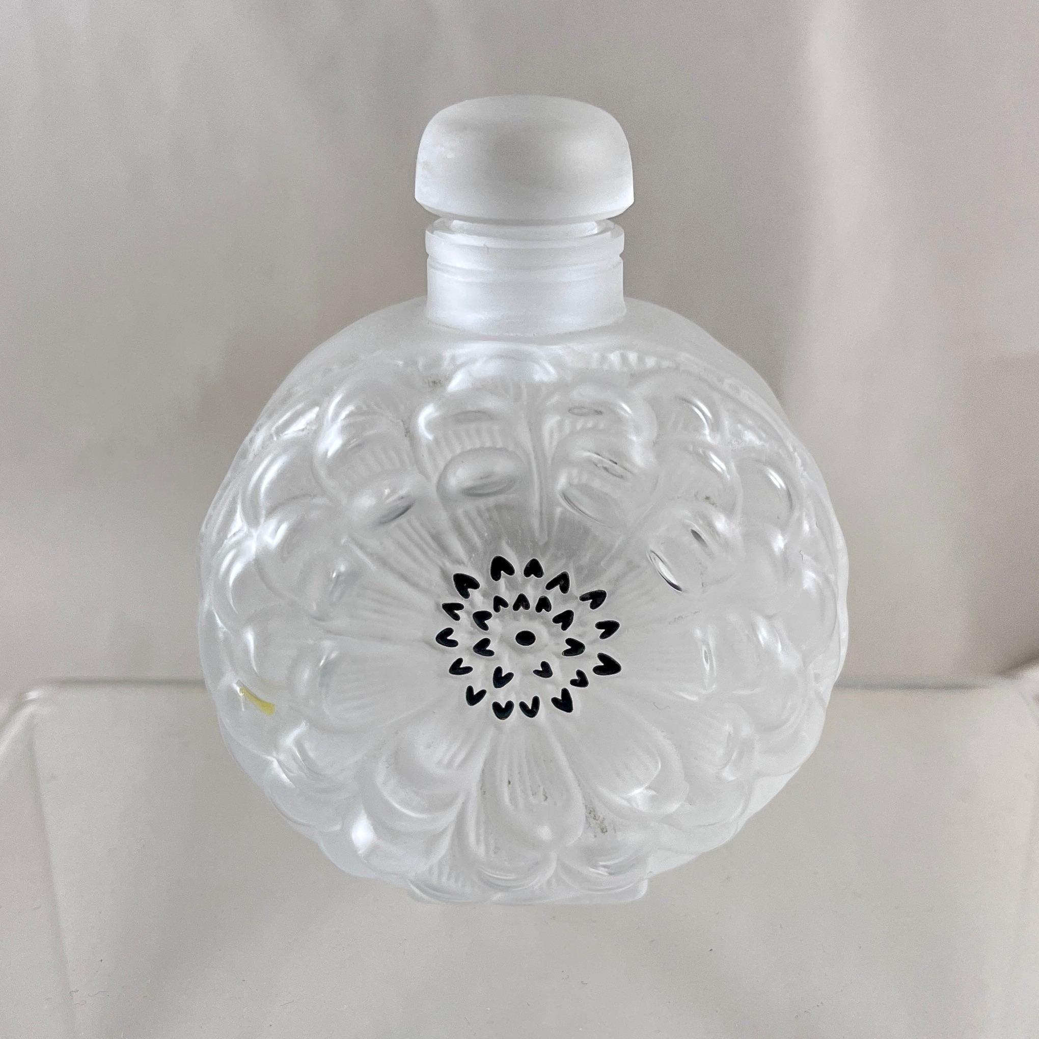 Stampato Bottiglia di profumo di cristallo Lalique Dahlia in vendita
