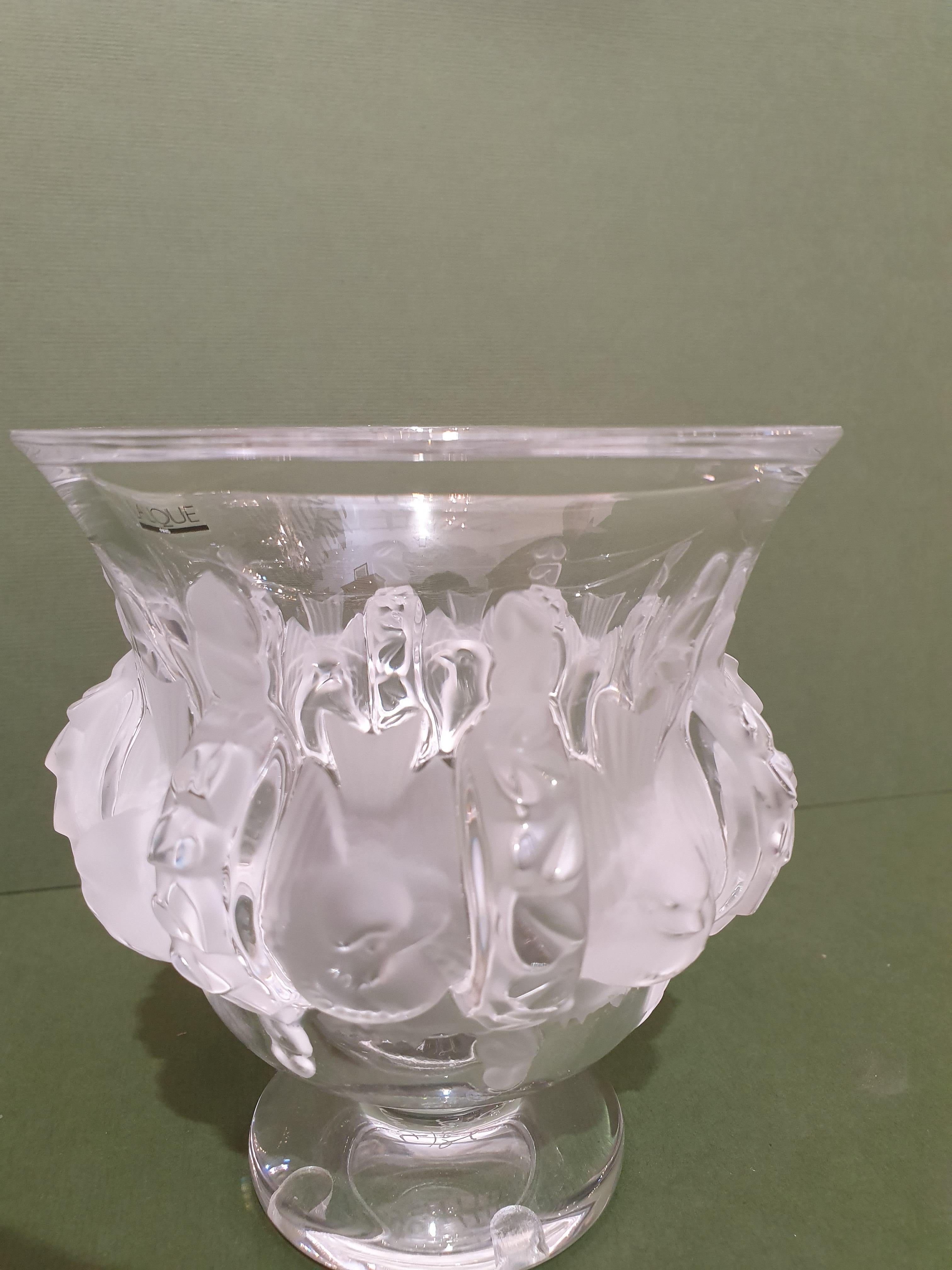 Diese Vase wurde 1948 von Marc Lalique entworfen und ist mit geschnitzten Vögeln in satiniertem Kristall verziert. Mit dieser Vase zollt Lalique zwei Themen Tribut, die René Lalique am Herzen liegen: die Fauna und die Flora. Dieses Stück entführt