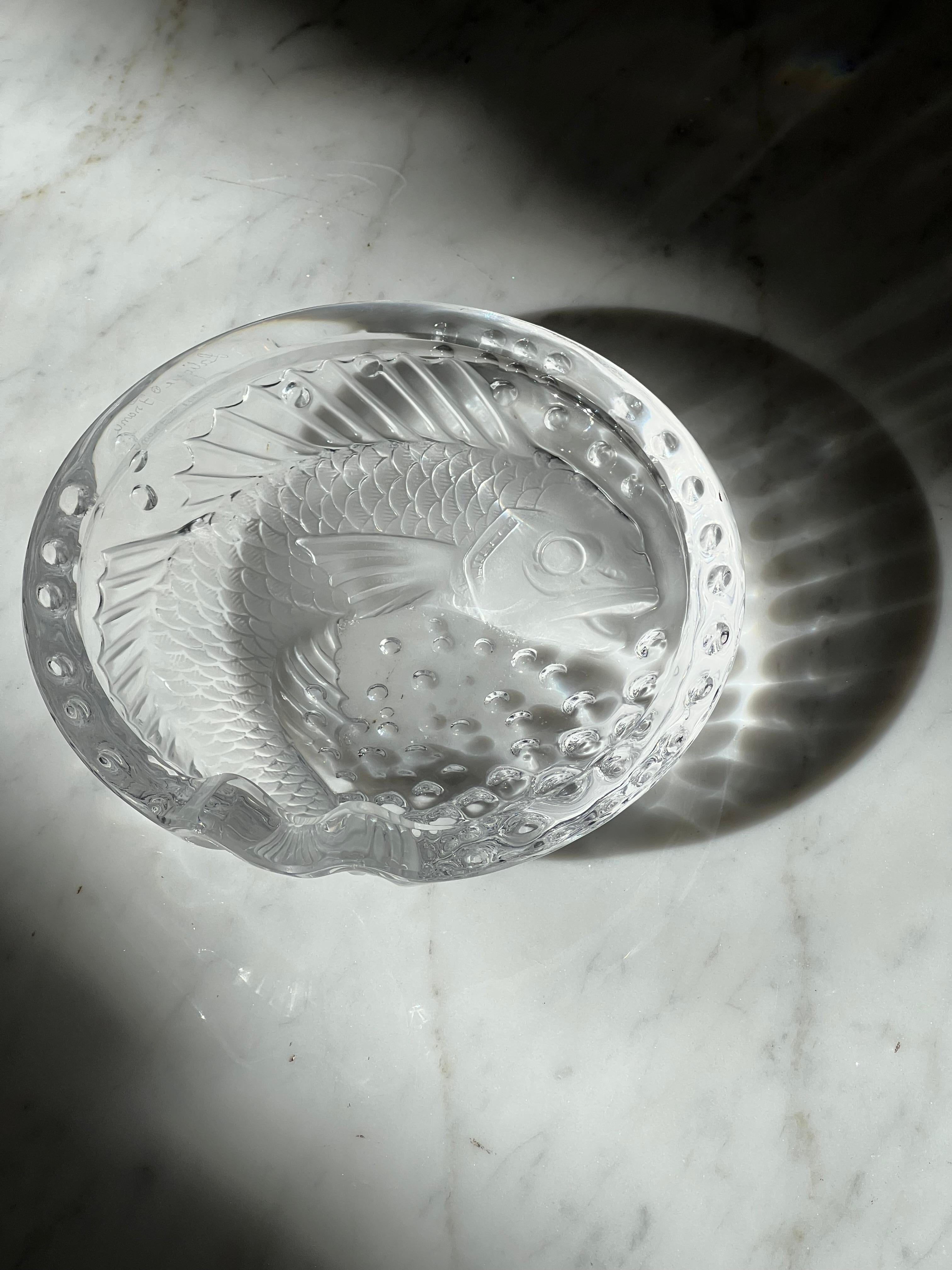 Aschenbecher mit Fischmotiv aus Kristall von Lalique (Art déco) im Angebot