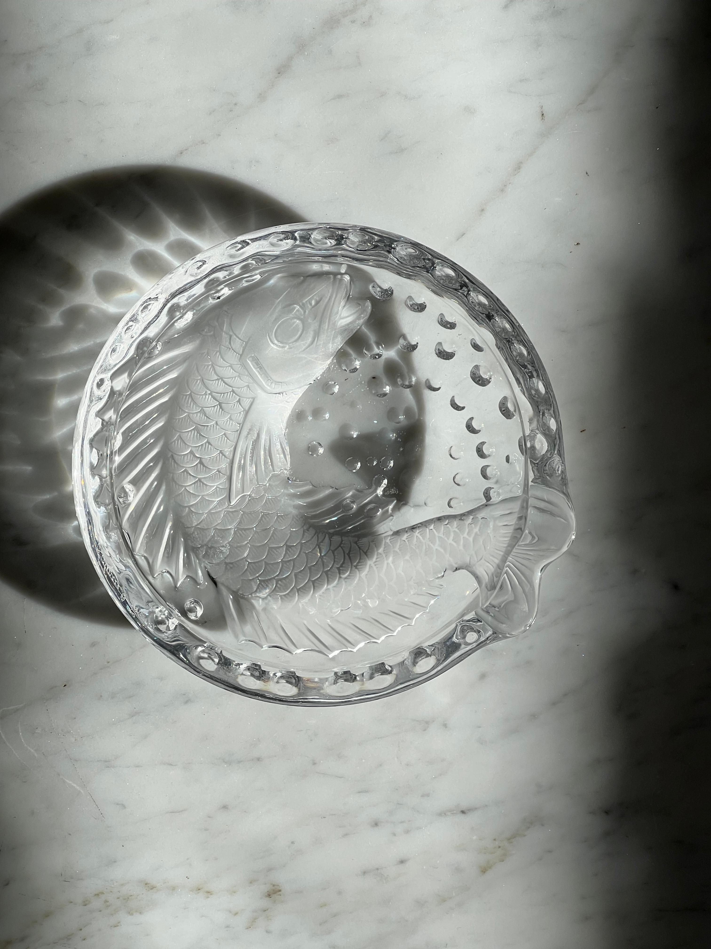 Aschenbecher mit Fischmotiv aus Kristall von Lalique (Französisch) im Angebot