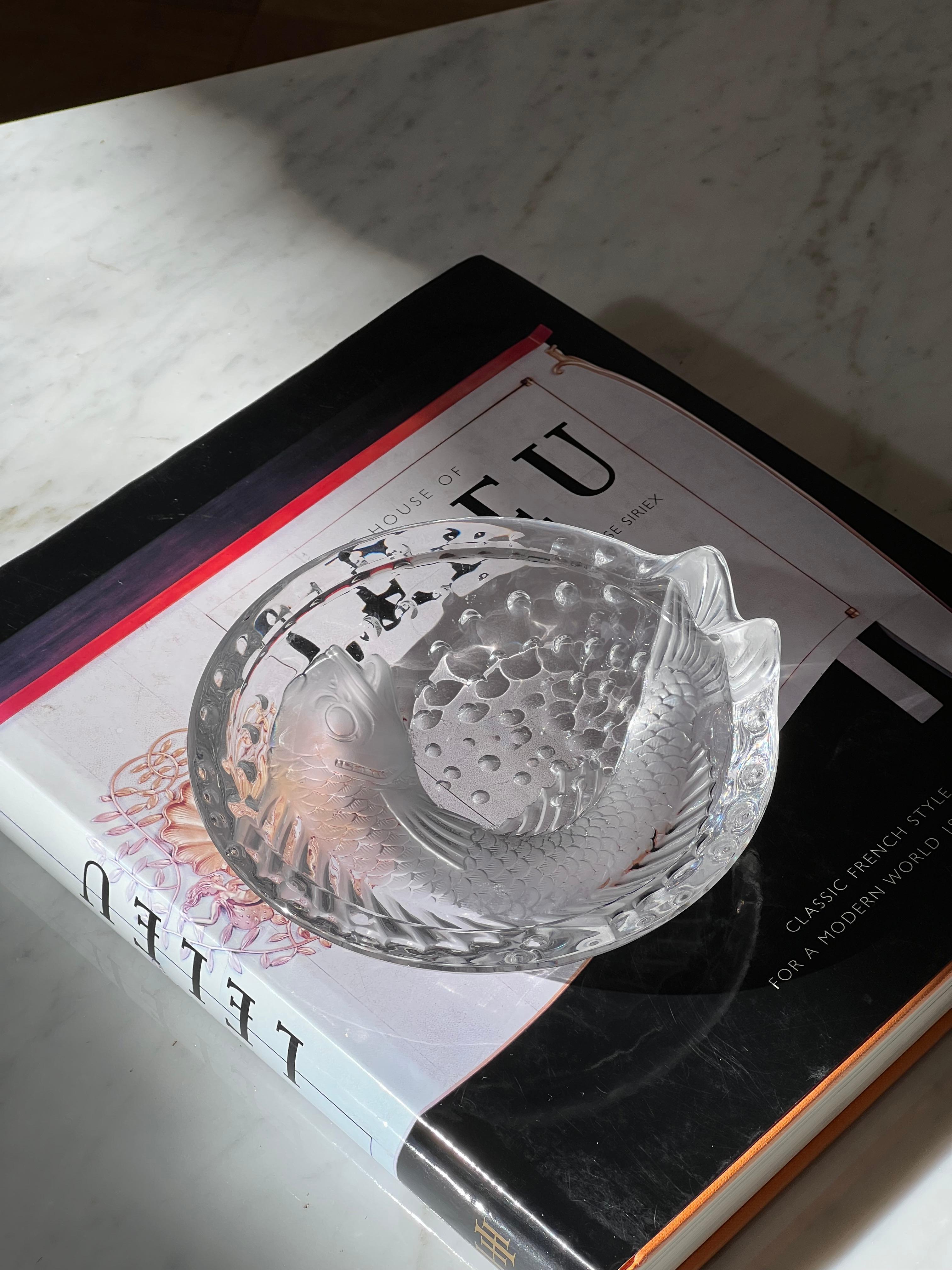 Aschenbecher mit Fischmotiv aus Kristall von Lalique (21. Jahrhundert und zeitgenössisch) im Angebot