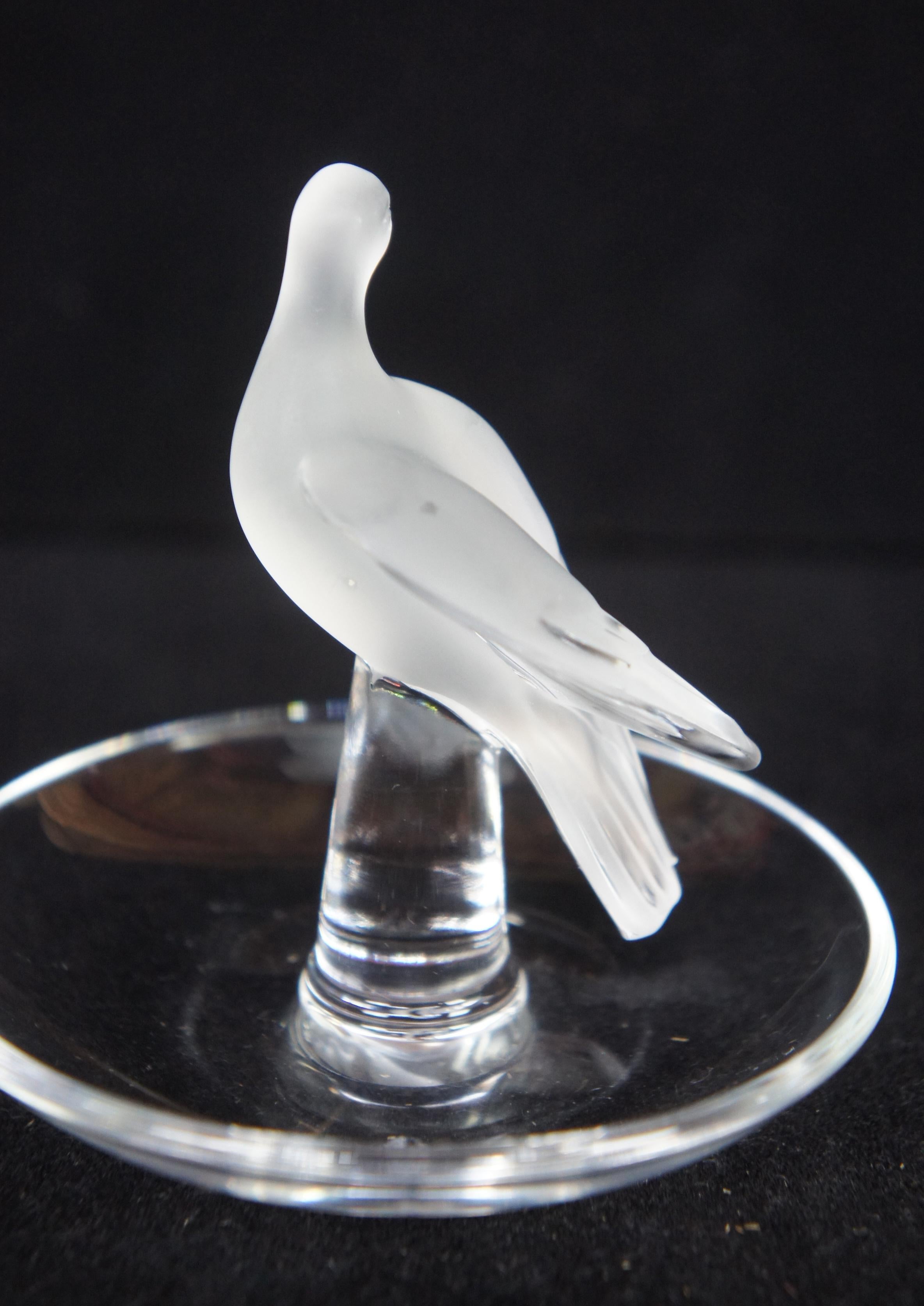 Lalique Crystal Frosted Glass Jewelry Ring Holder Dove Bird Peace Dish In Good Condition In Dayton, OH