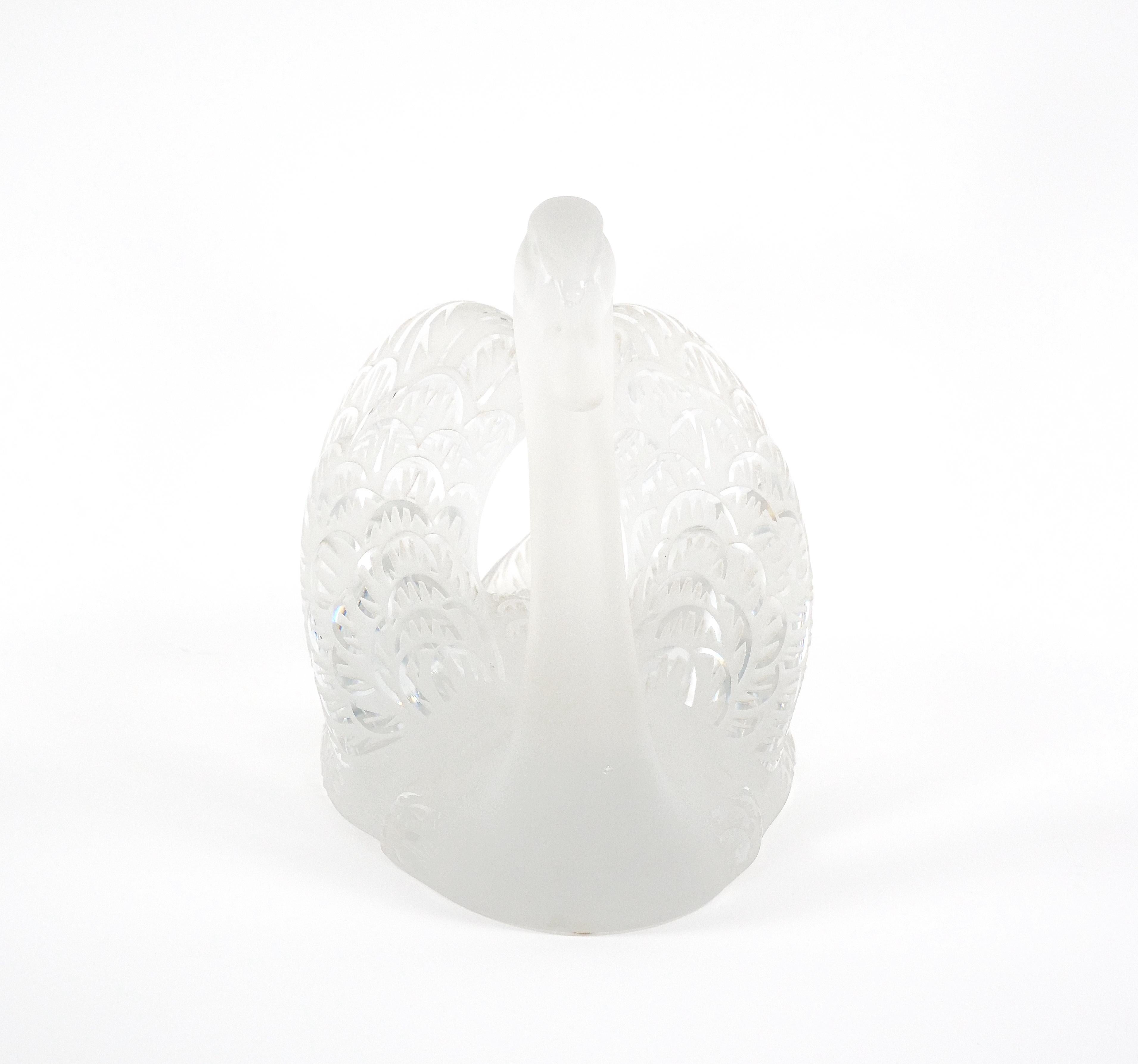  Lalique Crystal Frosted Head Down Swan Sculpture Resting On Mirrored Plateau en vente 5