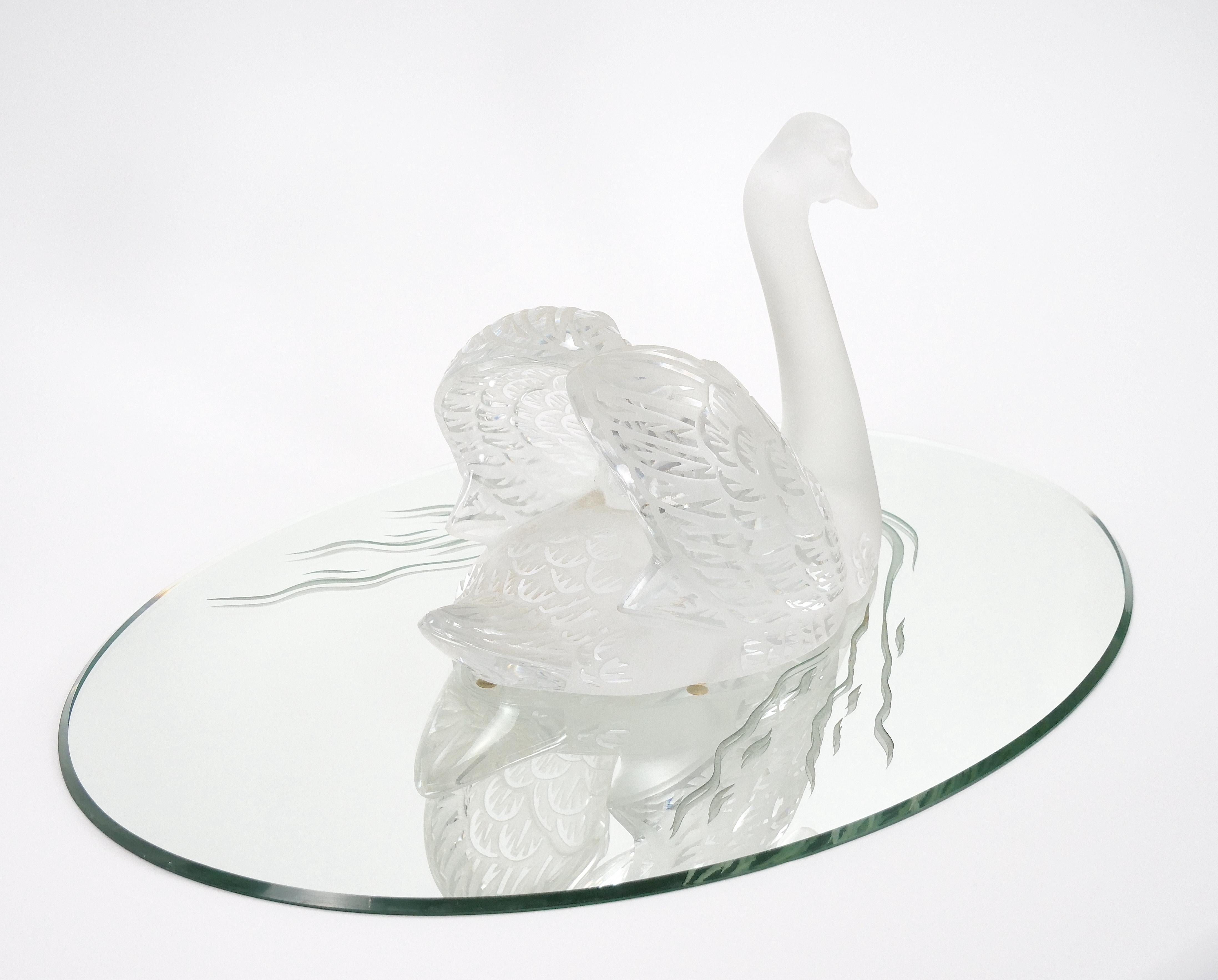  Lalique Crystal Frosted Head Down Swan Sculpture Resting On Mirrored Plateau Bon état - En vente à Tarry Town, NY