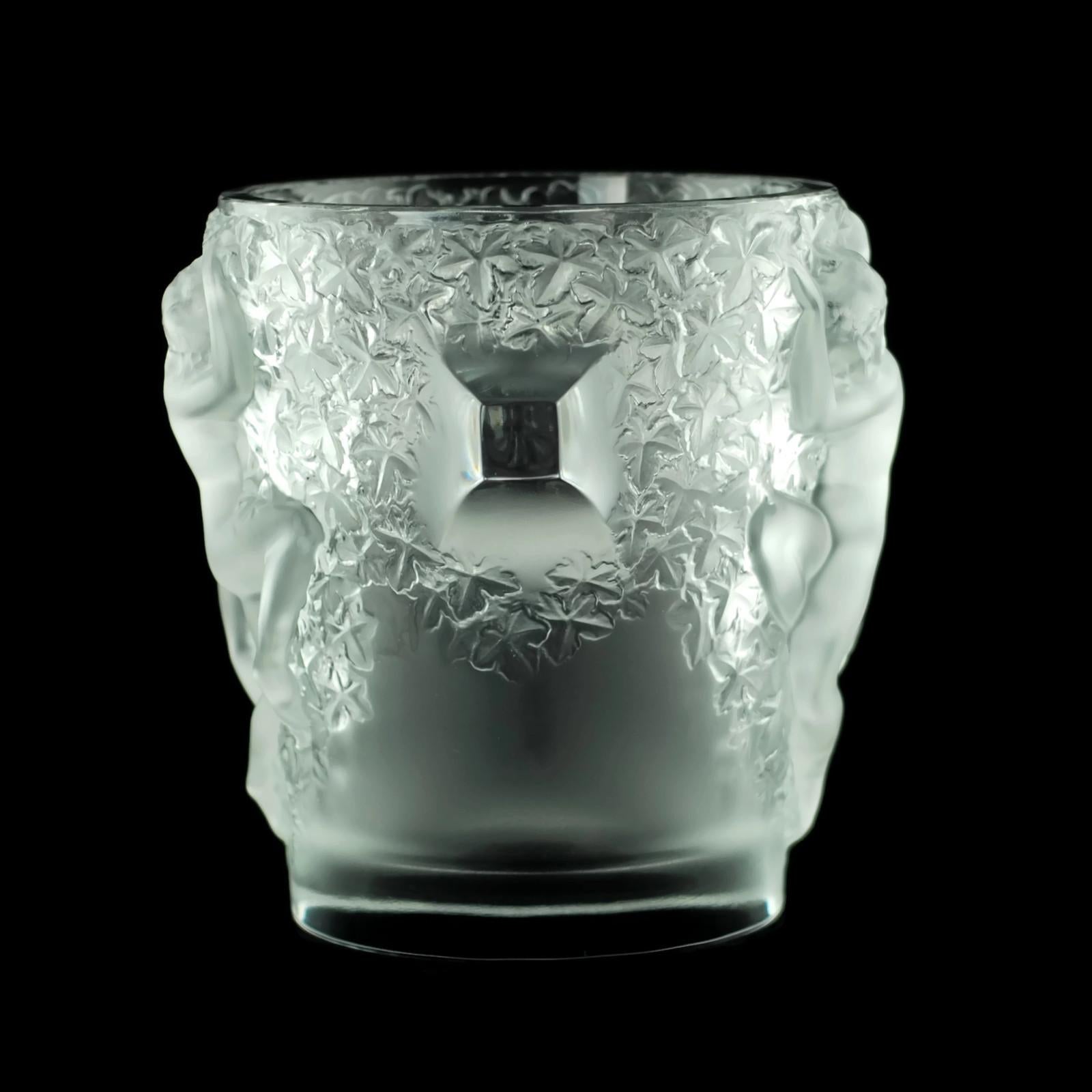 Ce seau à champagne/seau à glace en cristal français a été conçu au milieu des années 1950 par Marc Lalique. Le dessin s'intitule Ganymède:: d'après le jeune homme mythologique enlevé par Zeus et qui devint son échanson. L'extérieur du seau à glace