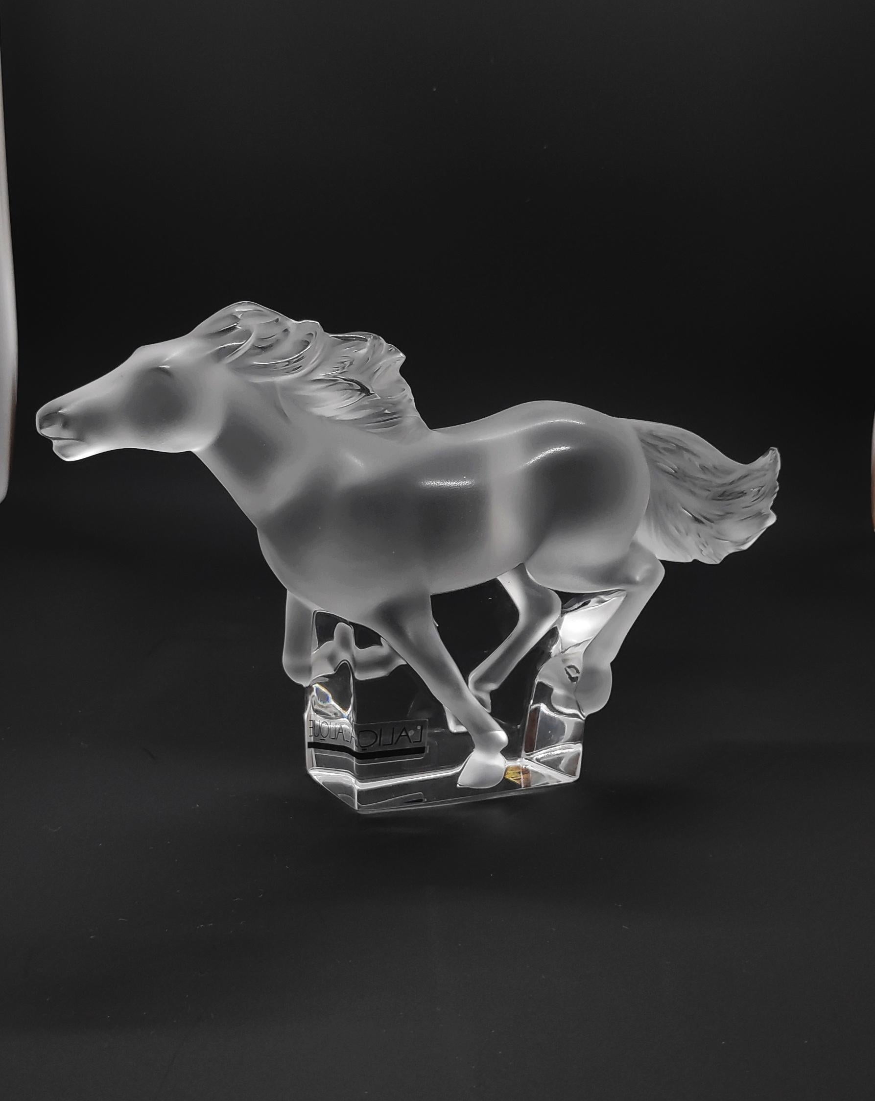 Lalique crystal horse Kazak made in France, circa 1990. Measure: H 12 cm.
we can be said that René Lalique products are among the most coveted collector's items today. Their opulence, brilliance and voluptuousness distinguish them from any other