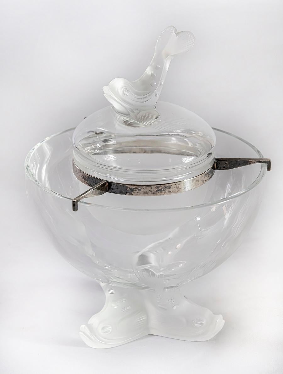 El juego de cuencos para servir caviar Igor douphin de cristal de Lalique francés consta de cuatro piezas.
El cuenco está decorado con motivos de peces de superficie mate y elementos grabados.
Firmado tanto en la taza principal como en la pequeña.