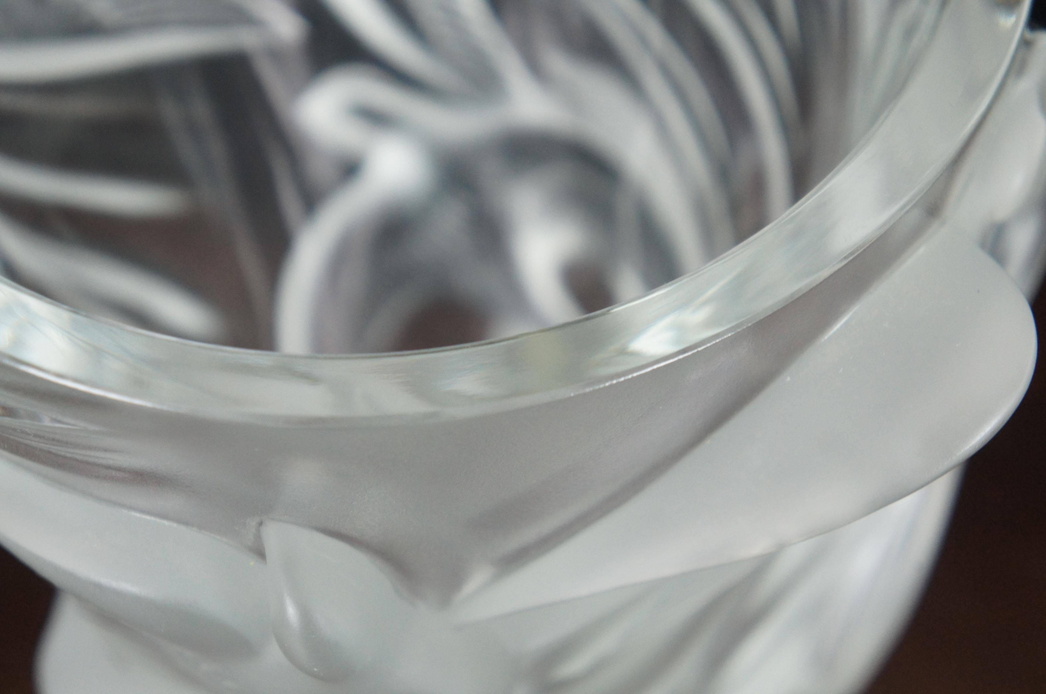 Vase à fleurs en cristal Lalique Martinets en verre dépoli:: signé par des hirondelles Bon état à Dayton, OH