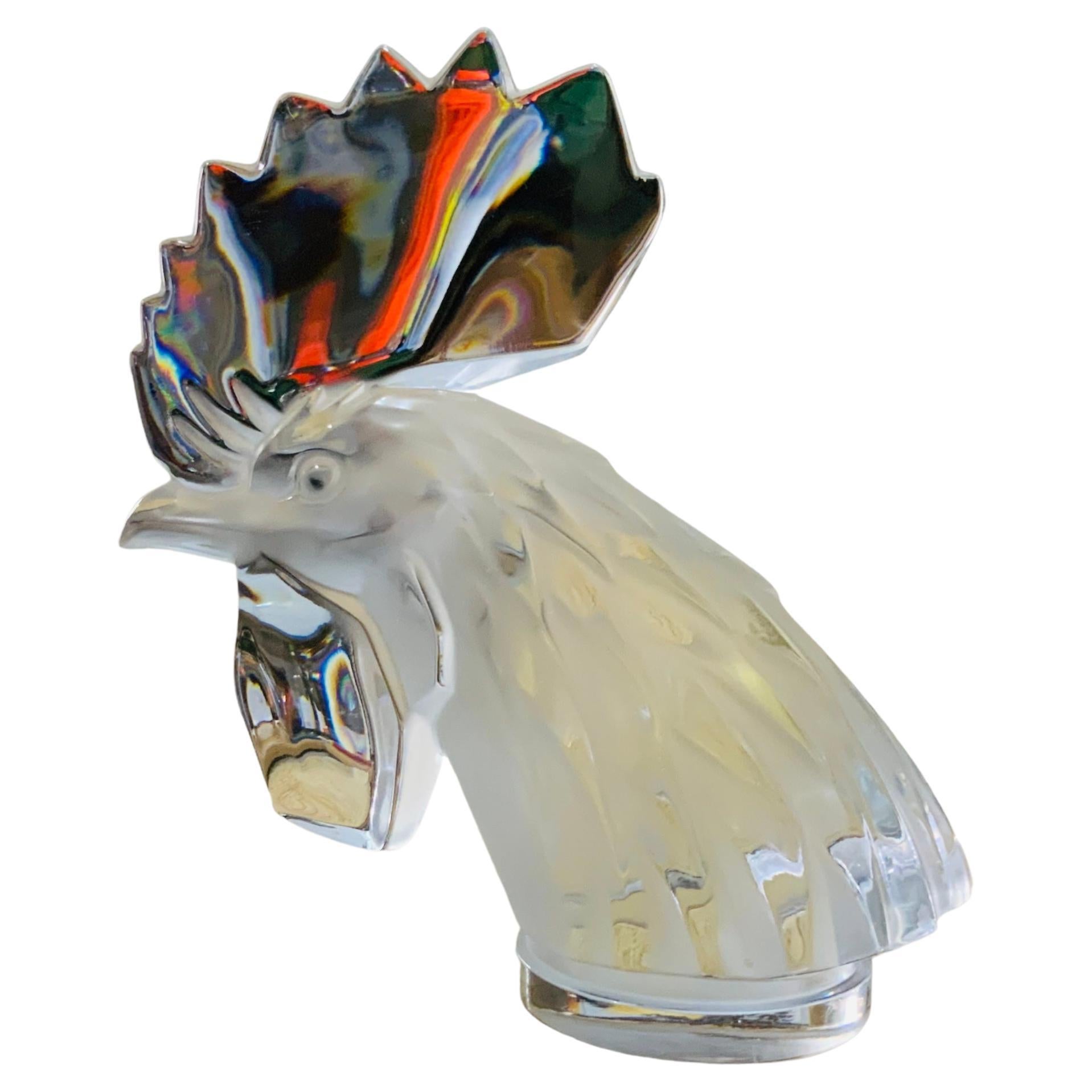 Il s'agit d'un petit buste/papier en cristal de Lalique Mascotte Coq Tete de Coq. Il représente un coq en cristal clair très bien réalisé. Il porte le poinçon de Lalique France gravé à l'acide sous la base.