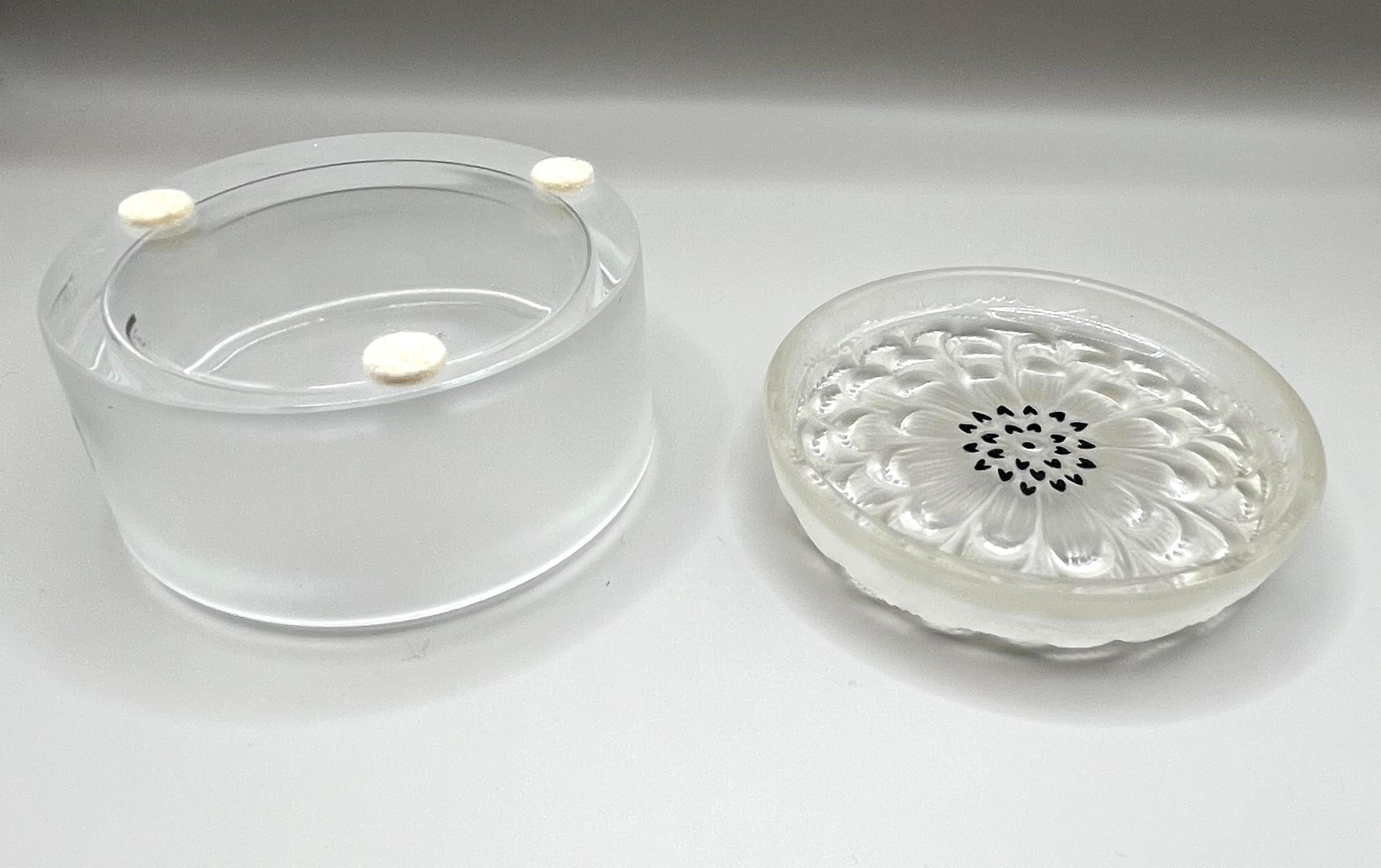 Lalique crystal powder box / vanity box, Dahlia model - signed For Sale 2