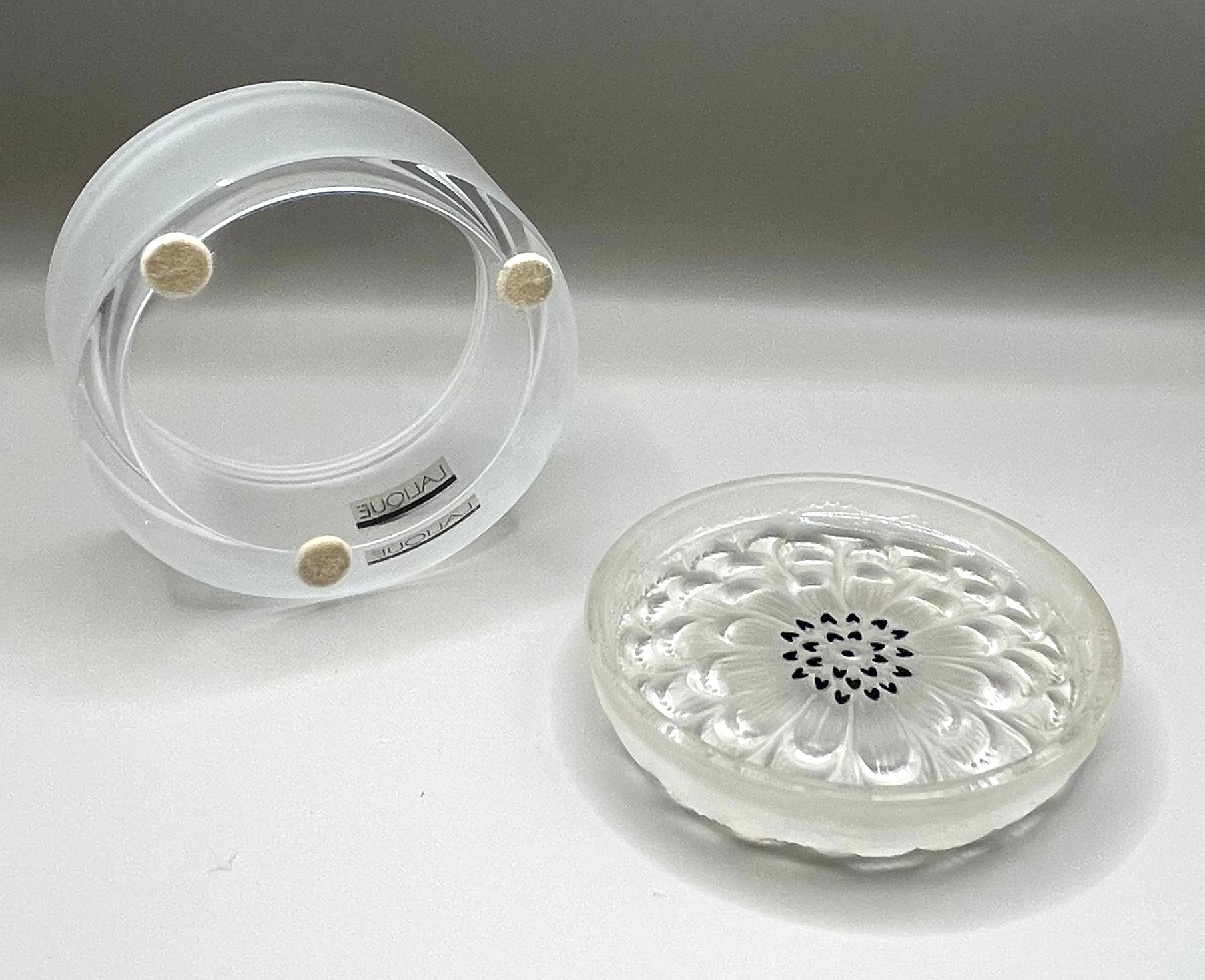 Lalique crystal powder box / vanity box, Dahlia model - signed For Sale 3
