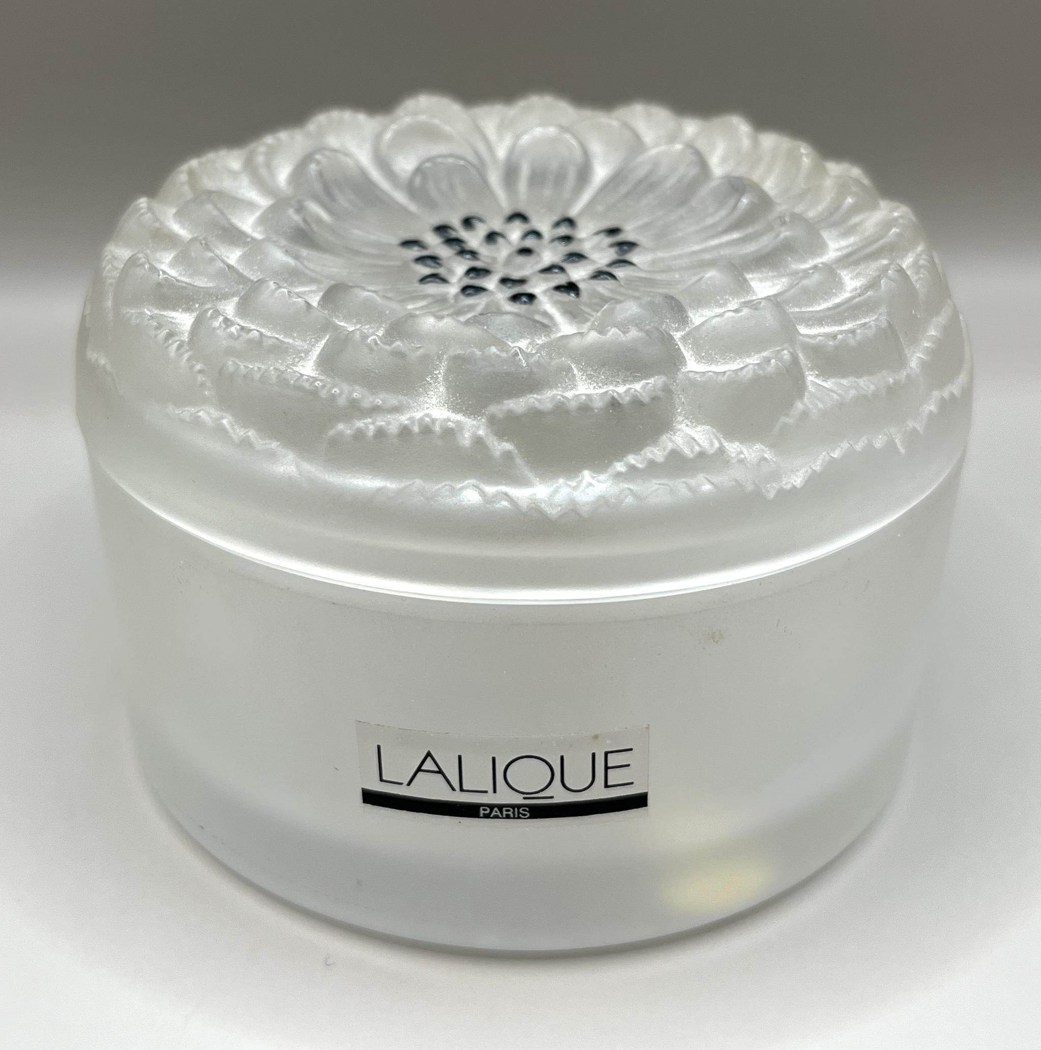 Lalique Crystal powder box, Dahlia model : an elegant frosted model with chic black enameled tips.
The box is signed Lalique France under the base and still has the Lalique paper sticker on the side.
In excellent condition, undamaged. 3 felts under