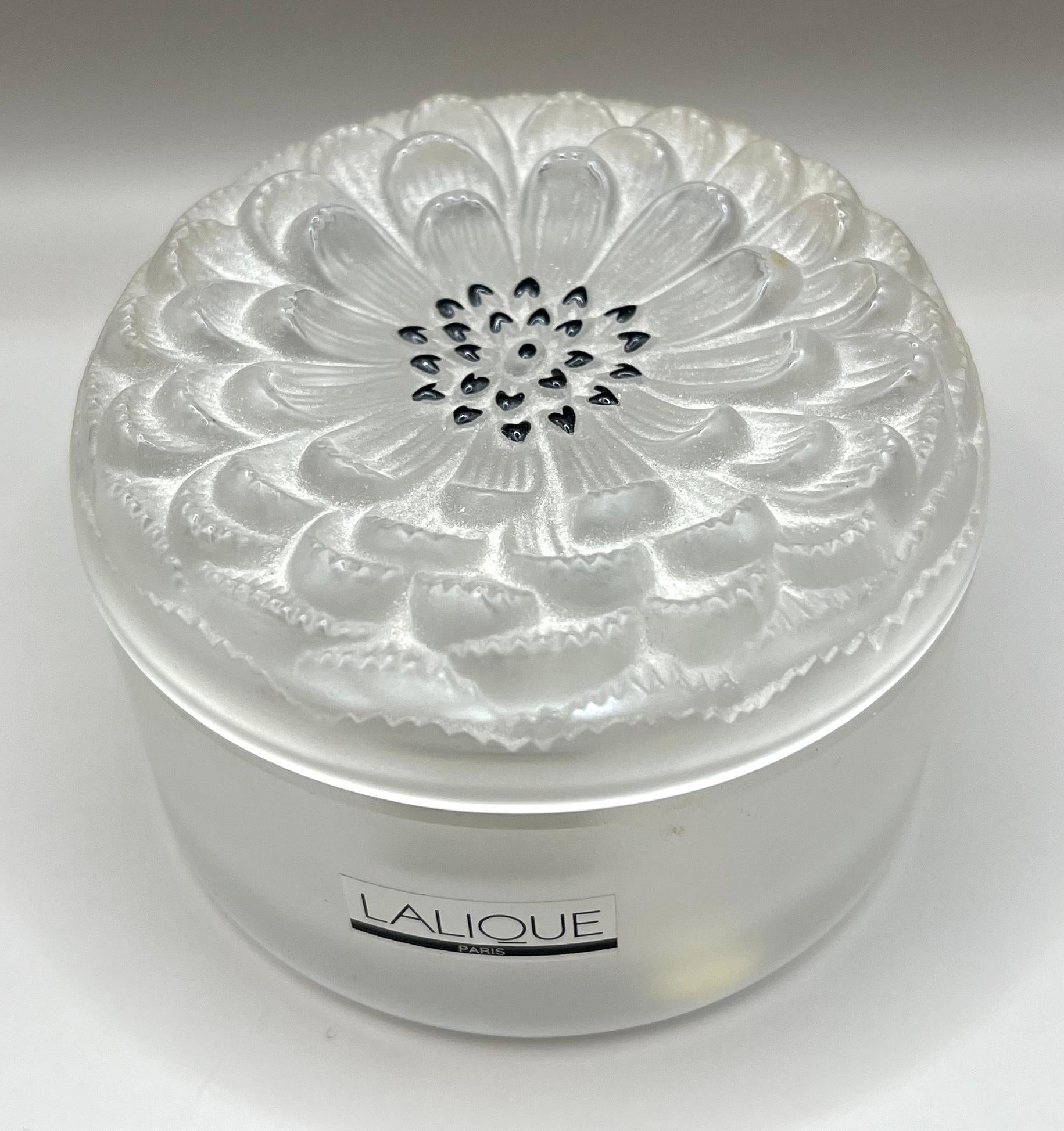 French Lalique crystal powder box / vanity box, Dahlia model - signed For Sale