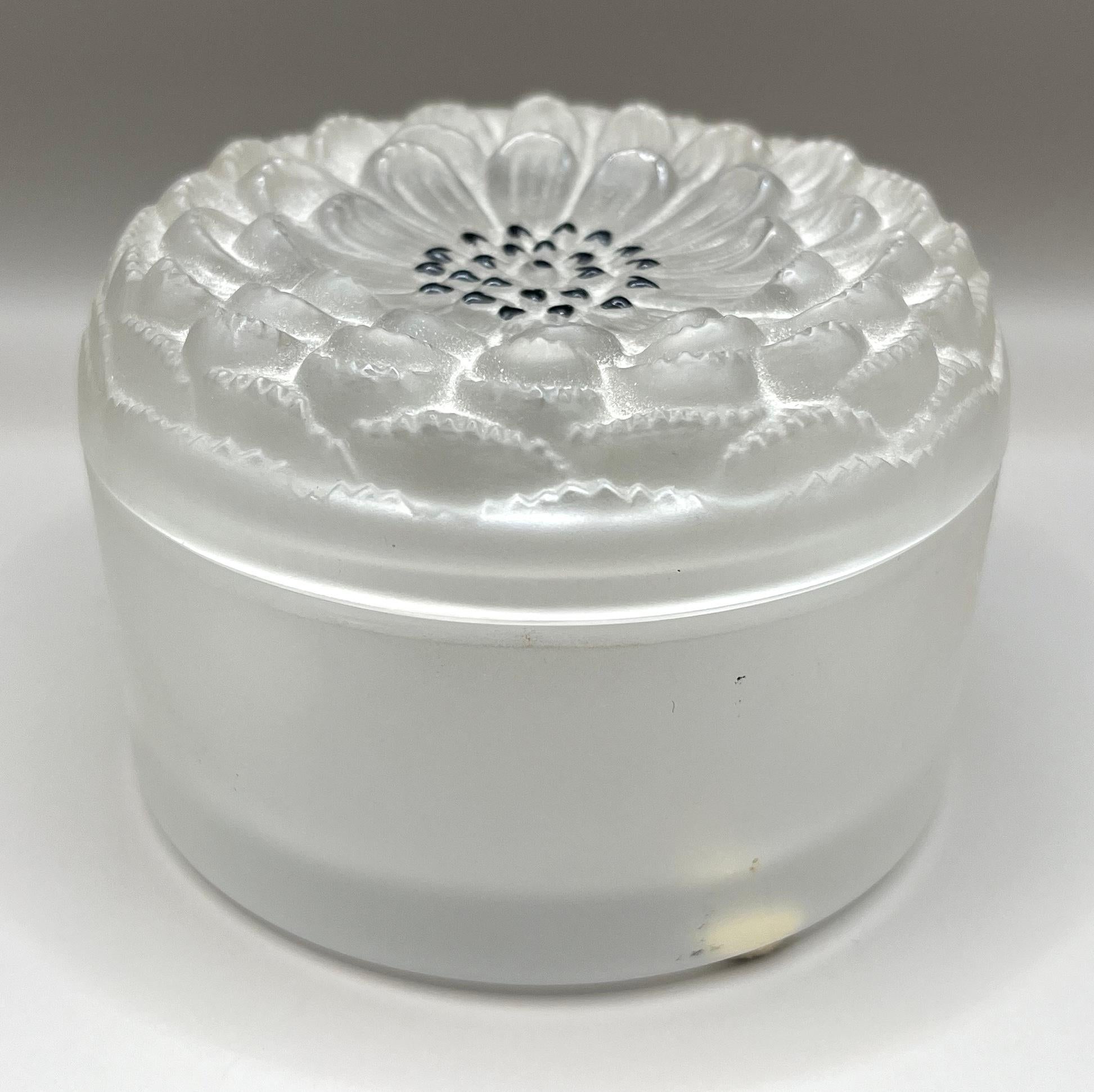 Lalique crystal powder box / vanity box, Dahlia model - signed In Good Condition For Sale In GRENOBLE, FR