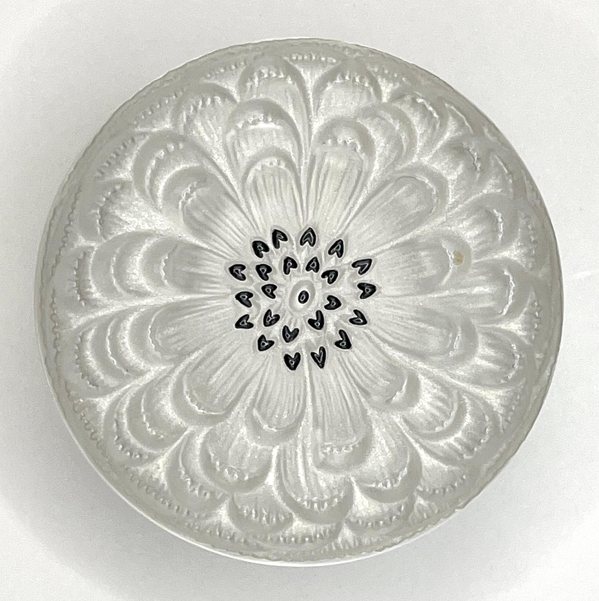 Lalique crystal powder box / vanity box, Dahlia model - signed For Sale 1