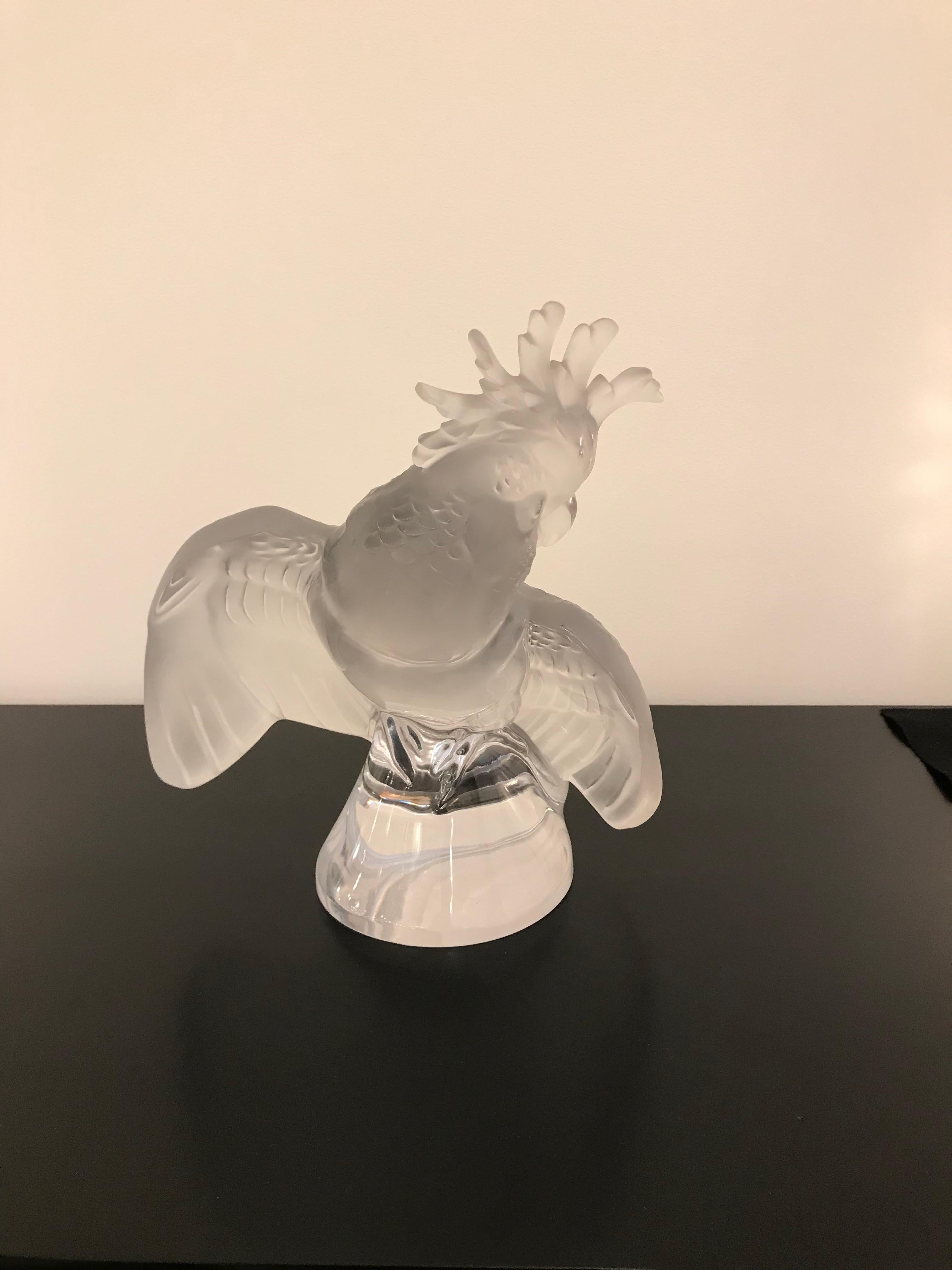Il s'agit d'une grande sculpture d'oiseau cacatoès en cristal Lalique. Signé Lalique France sur la base.