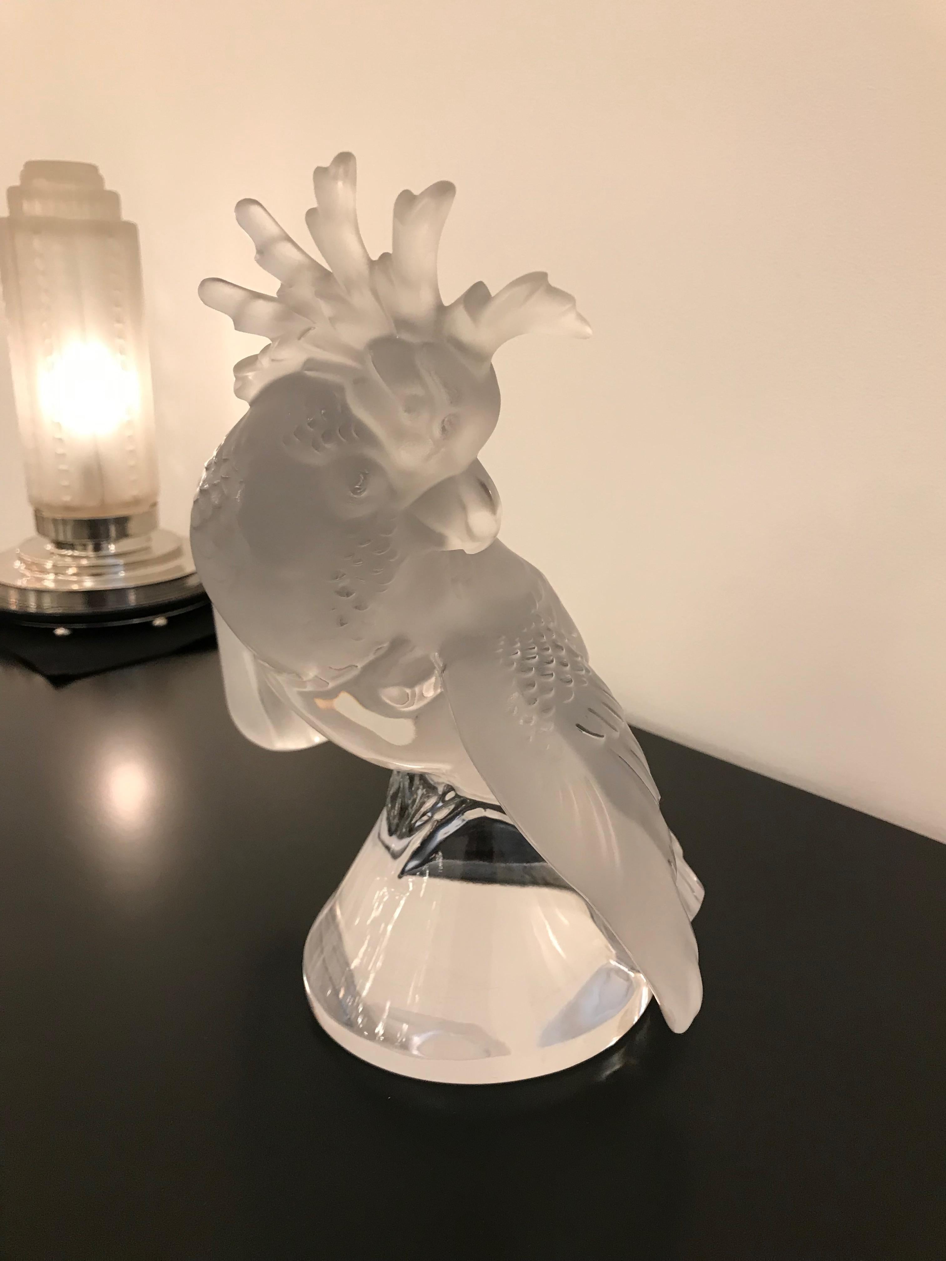 20ième siècle Sculpture en cristal - Oiseau Cockatoo de Lalique en vente