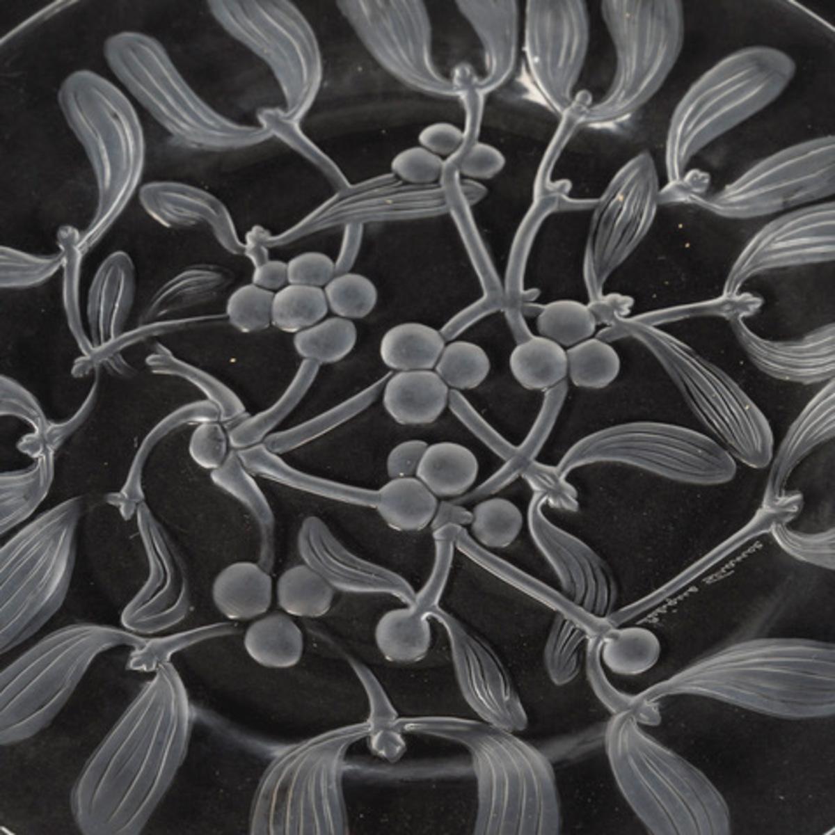Cristal Lalique : 6 assiettes à dessert décorées de gui, en cristal pressé partiellement satiné, légère variante du modèle créé en 1921.

Signé 