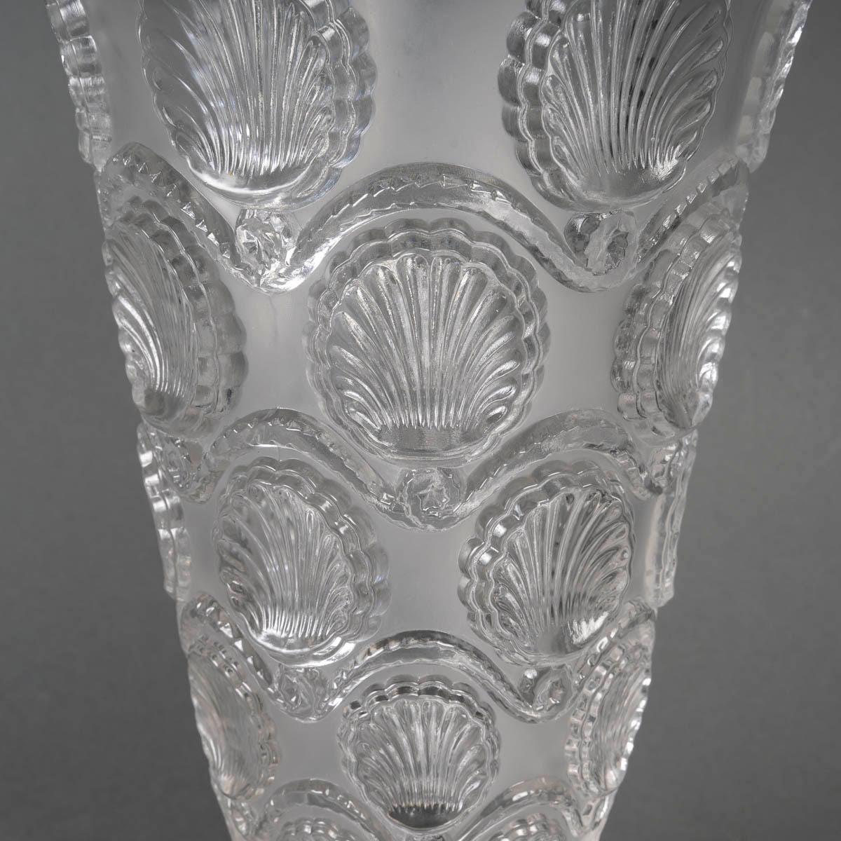 Vaso di cristallo Lalique, 20° secolo.

Vaso di cristallo Lalique con decorazione a conchiglia, XX secolo.
H. 30 cm, P. 22 cm.