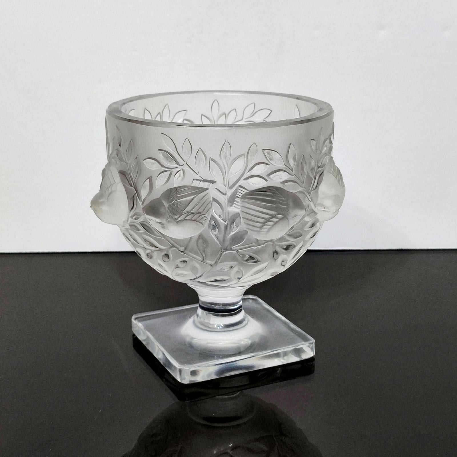 Français Vase en cristal de Lalique 'Elisabeth' Décor de  Oiseaux et branches - Expédition GRATUITE en vente
