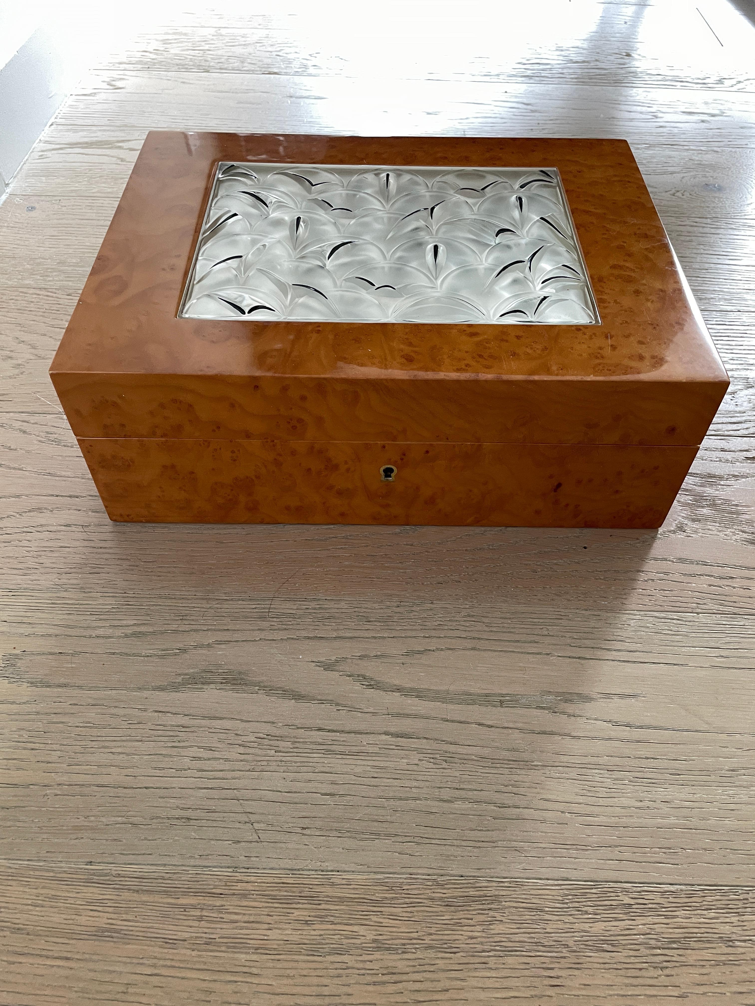 PLEASE NOT THE HARDWARE HAS PULLED OUT FROM THE BASE. MOST LIKLY FIXABLE
LALIQUE CRYSTAL VINTAGE MADRONA CIGAR HUMIDOR BOX
1994 - MARIE-CLAUDE LALIQUE - LOUPE MADRONA 
NEVER BEEN USED
MISSING KEY - GOLD PLATED HINGES
ENGRAVED INSIDE ON GOLD PLATED
