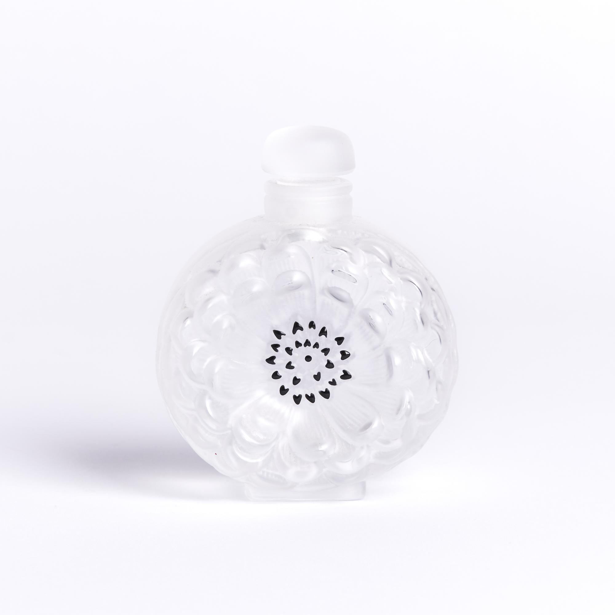 Parfümflasche Dahlia von Lalique

Diese Parfümflasche misst: 3 breit x 1,5 tief x 3,5 Zoll hoch

Toller Vintage By Zustand

Wir machen unsere Fotos in einem Studio mit kontrollierter Beleuchtung, um so viele Details wie möglich zu zeigen. Wir