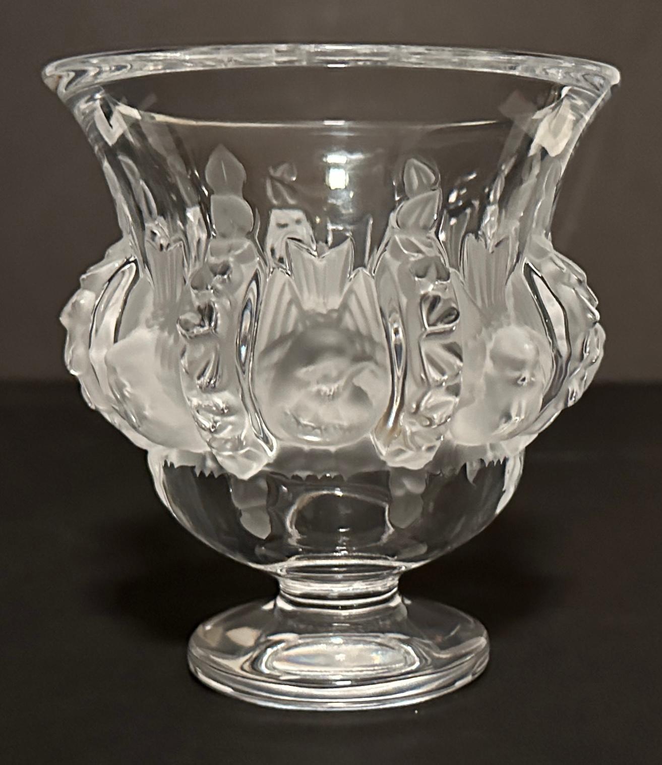 Vase en cristal Lalique Dampierre, signé sur le fond.
Conçu en 1948 par Marc Lalique, ce vase est décoré d'oiseaux sculptés en cristal satiné. A travers ce vase, Lalique rend hommage à deux thèmes chers à René Lalique, la Faune et la Flore . Cette