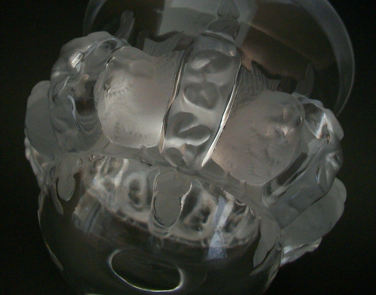 Fatto a mano LALIQUE - Vaso di cristallo smerigliato e trasparente 'Dampierre', Francia, XX secolo in vendita