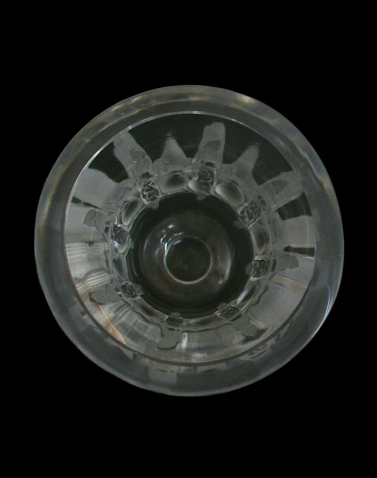 Français Vase Dampierre en cristal dépoli et transparent, France, 20e siècle en vente