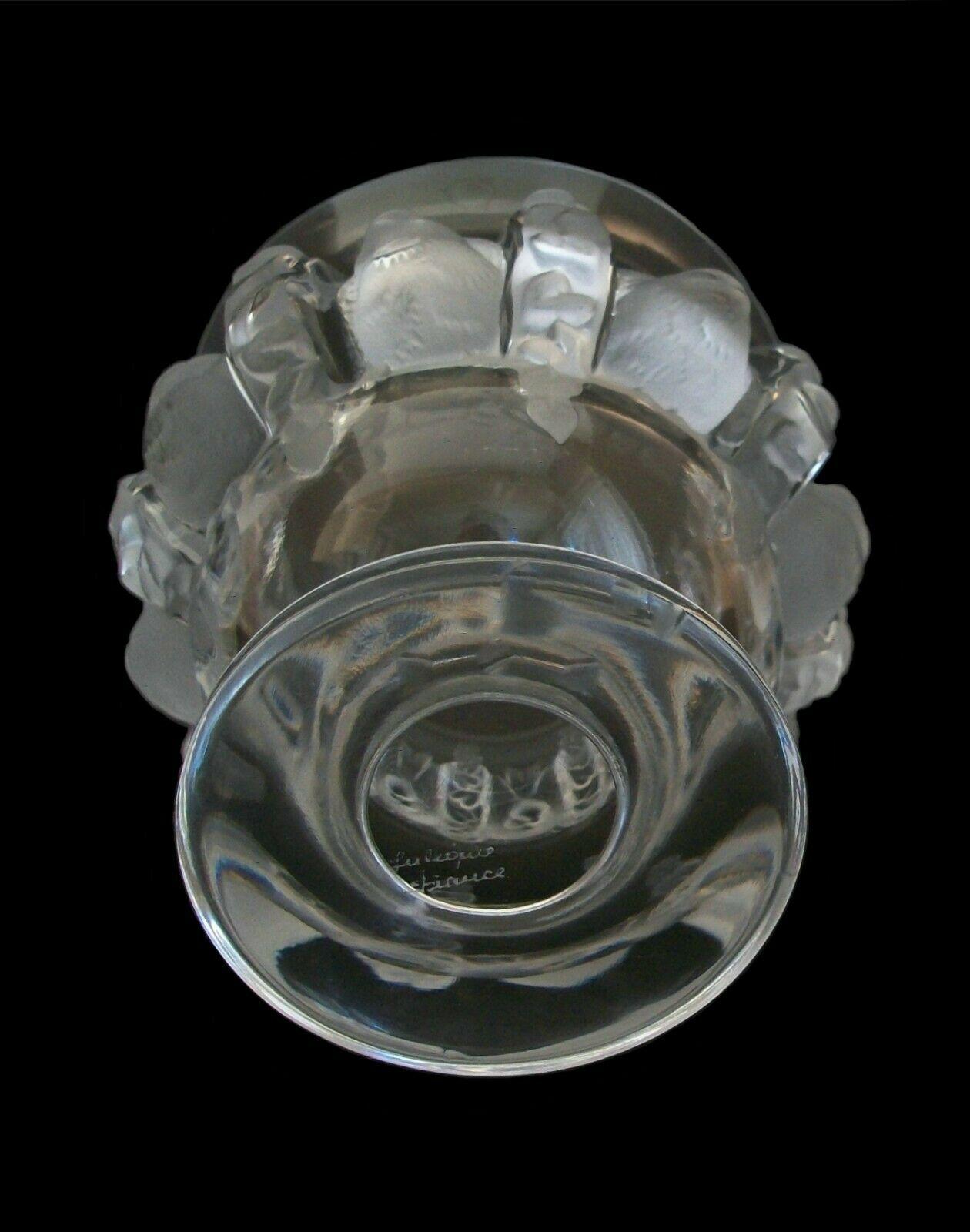 LALIQUE - Vaso di cristallo smerigliato e trasparente 'Dampierre', Francia, XX secolo in vendita 1