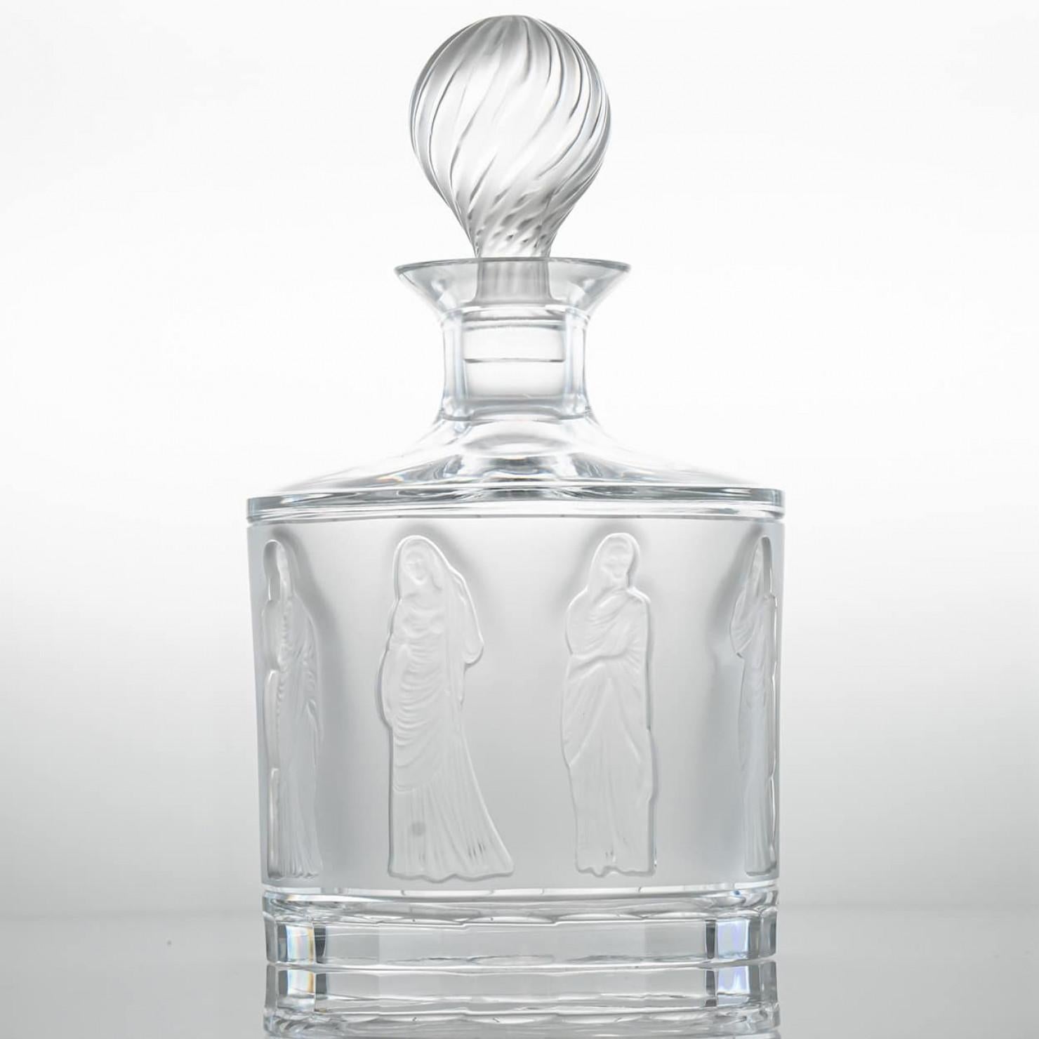Luxus vom Feinsten, ein Sammlerstück, hergestellt von Lalique in Frankreich. Eine Karaffe mit Frauen auf dem Boden des Kristallglases.

Lalique ist ein französischer Hersteller von Luxusglas, der 1888 von dem berühmten Glasmacher und Juwelier René