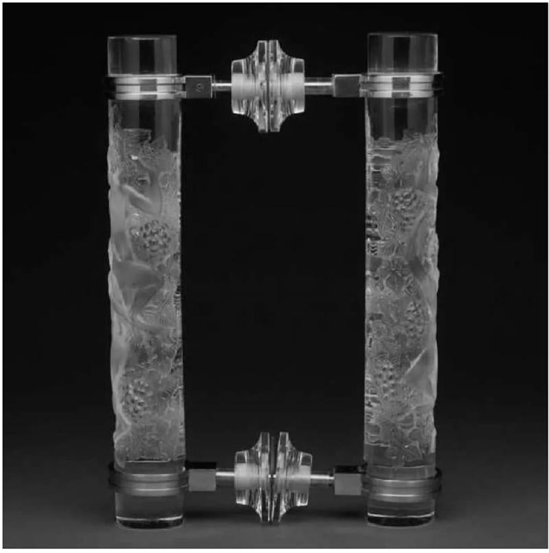 

Créées par Marc Lalique en 1962, les poignées de porte Faunes présentent deux faunes en cristal sculptés en relief, au milieu d'un motif de feuilles de vigne et de grappes de raisin. Fabriqué à la main en France
    


