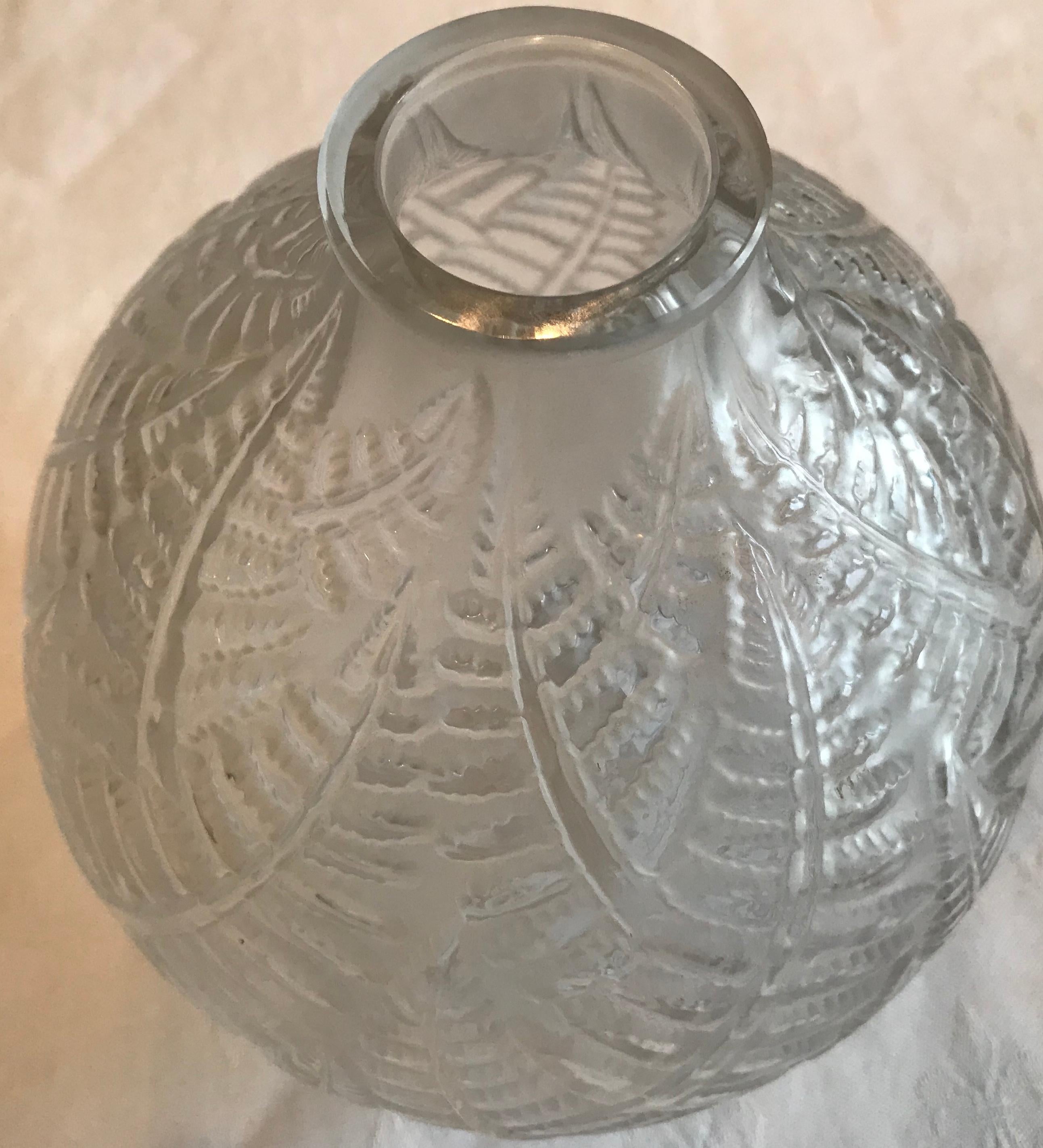 Art Deco Lalique “Espalion” Soufflé-Moule Frosted Glass Vase, Naturalistic Fern Motif For Sale