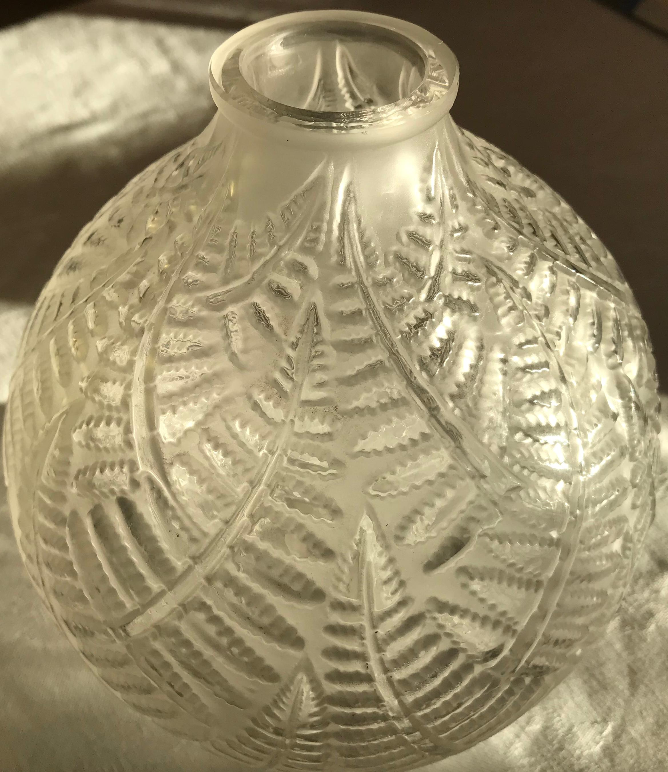 French Lalique “Espalion” Soufflé-Moule Frosted Glass Vase, Naturalistic Fern Motif For Sale