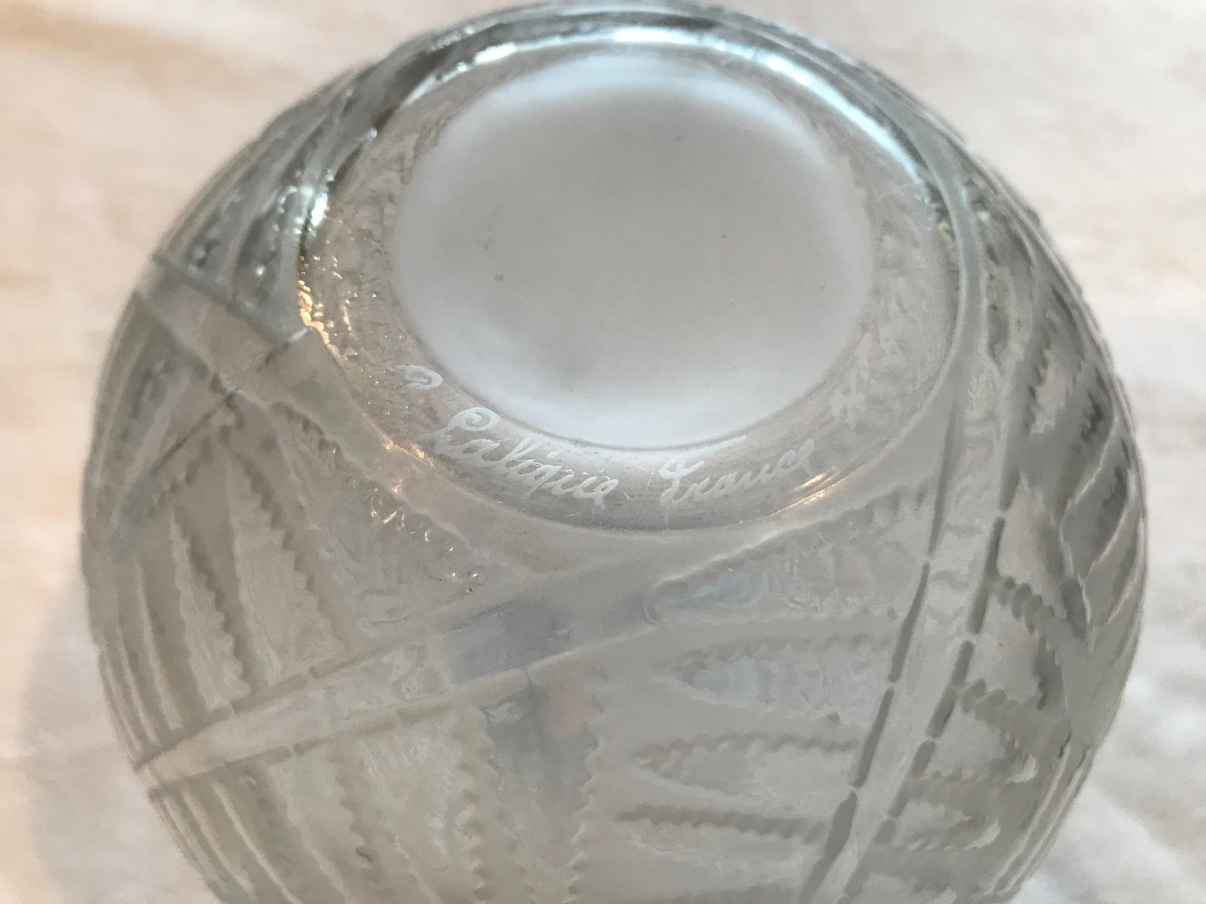 Lalique “Espalion” Soufflé-Moule Frosted Glass Vase, Naturalistic Fern Motif In Good Condition For Sale In South Newfane, VT
