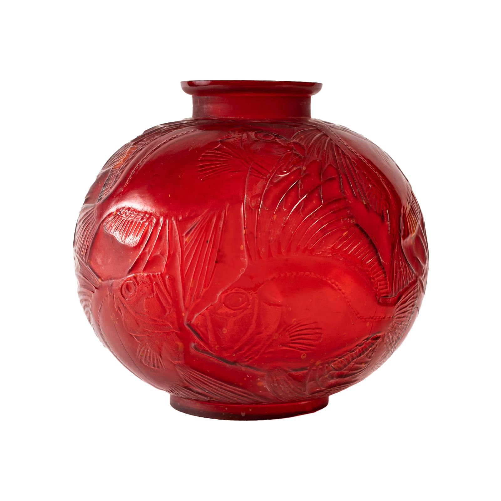 RENÉ LALIQUE (1860-1945)
Fish vase, the model created in 1921
In tinted, blown and molded glass
H. 25.2 cm.

Signed and incised R. Lalique France
F. Marcilhac, R. Lalique Catalog raisonné of the work of glass, editions of the amateur, Paris,